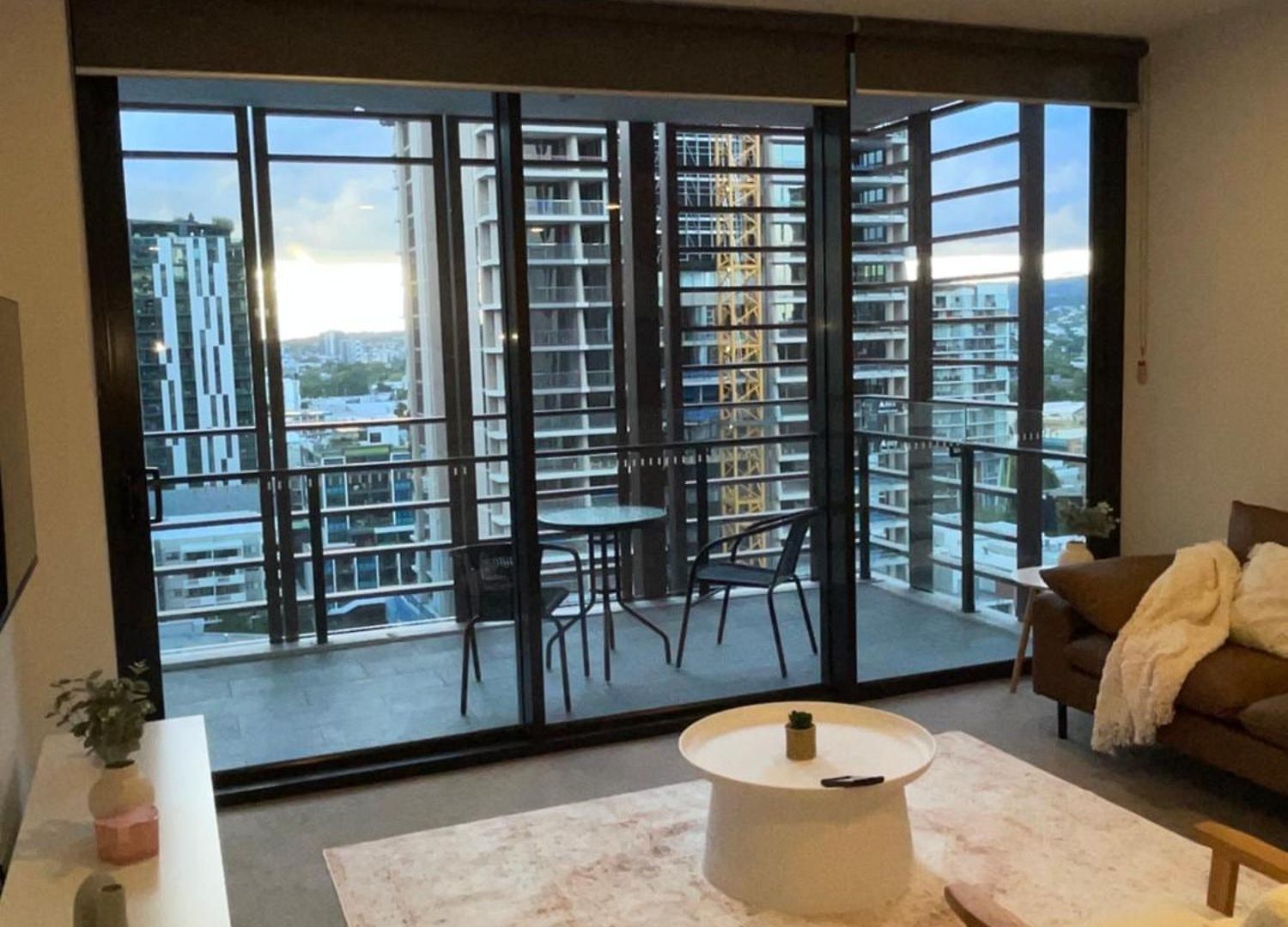 Views And Vibes - Free Parking - Great Location - Outdoor Pool! Apartment *