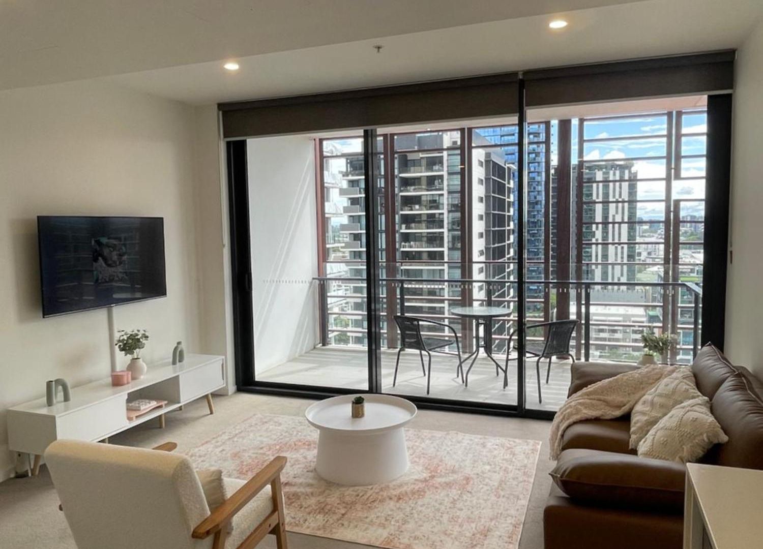 Apartment Views And Vibes - Free Parking - Great Location - Outdoor Pool! Brisbane