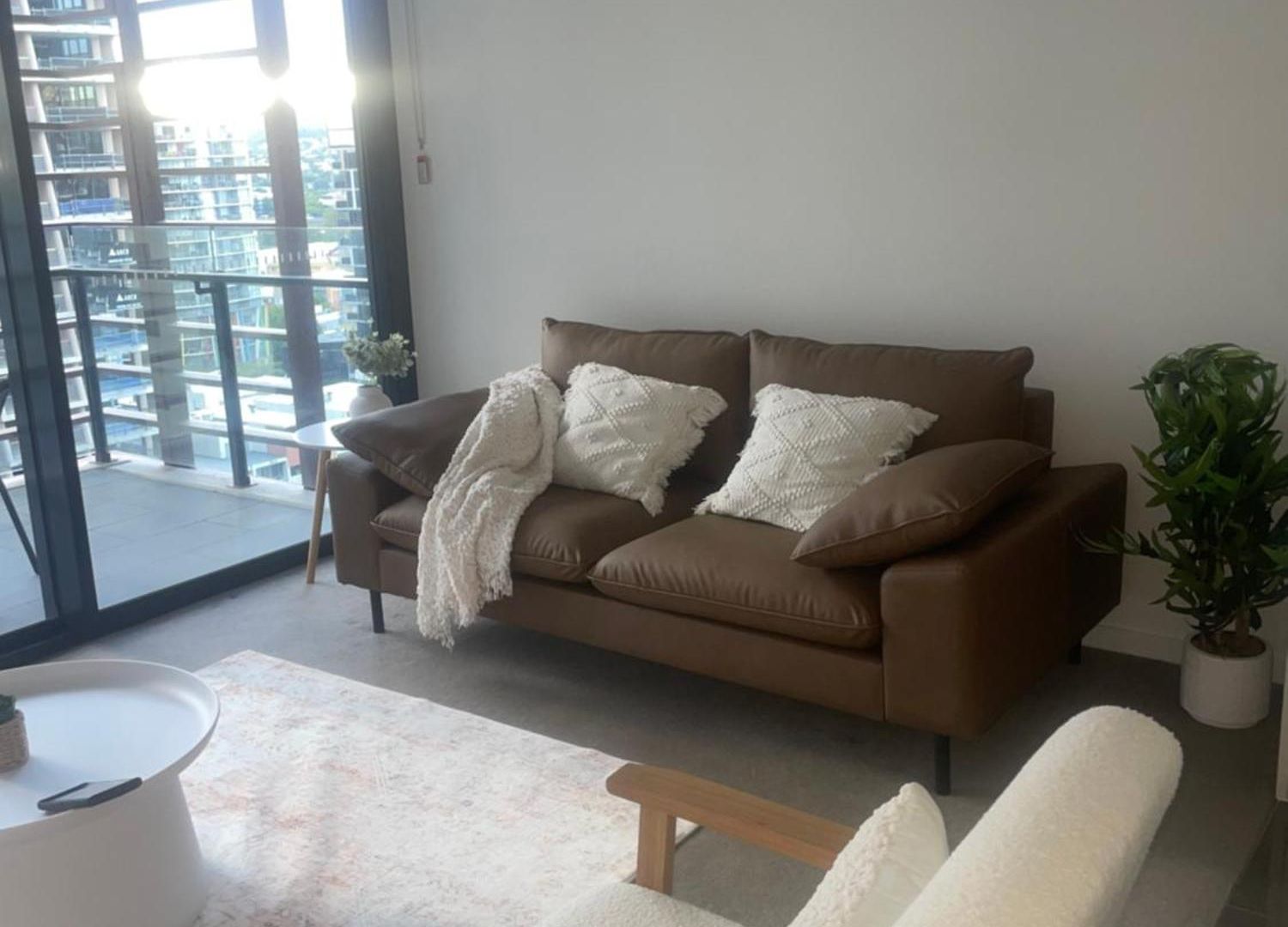 Views And Vibes - Free Parking - Great Location - Outdoor Pool! Apartment