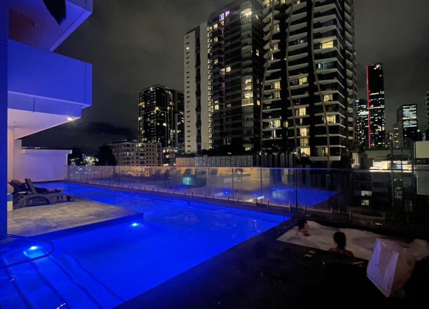 Apartment Views And Vibes - Free Parking - Great Location - Outdoor Pool! Brisbane