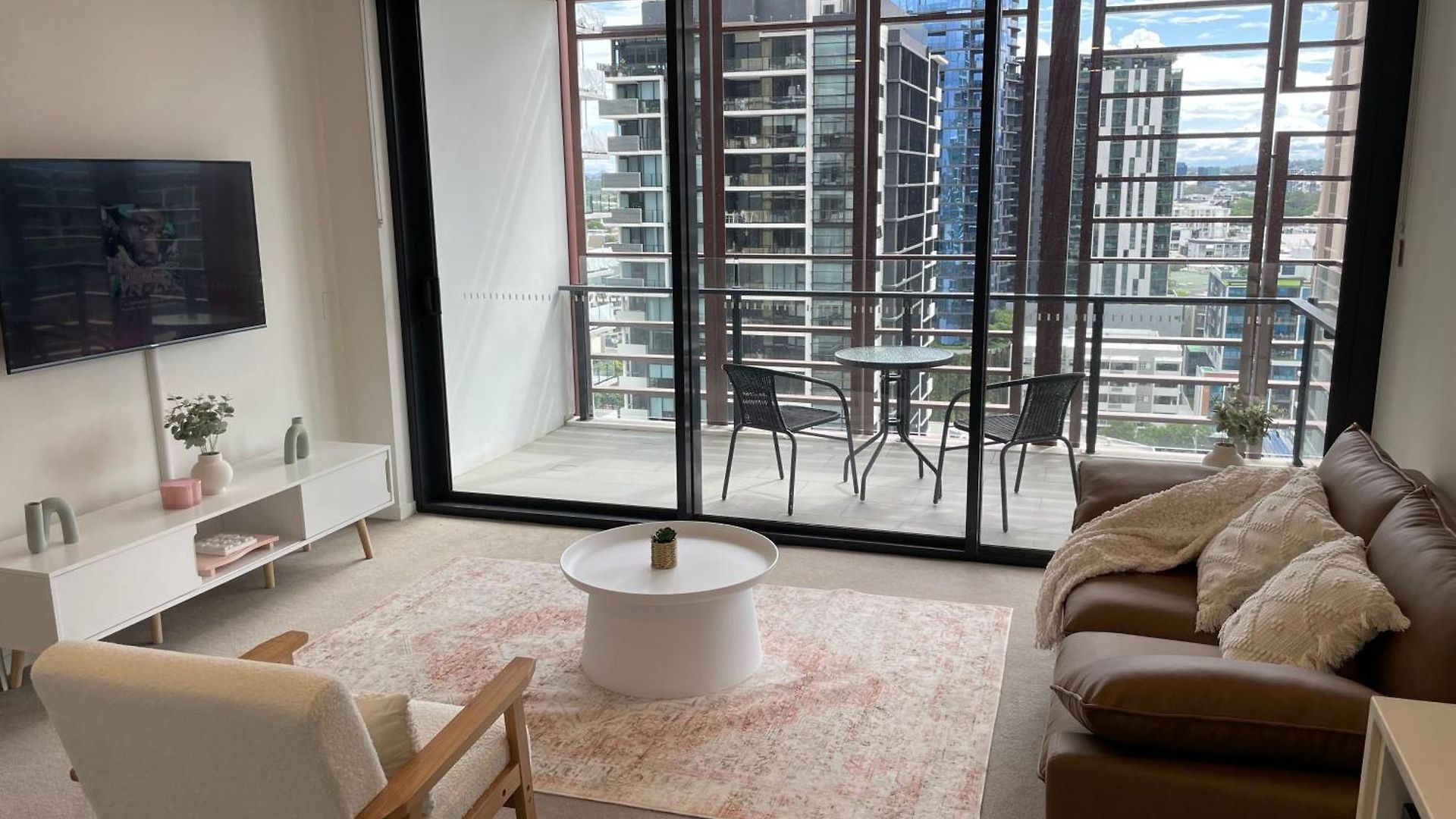 Views And Vibes - Free Parking - Great Location - Outdoor Pool! Apartment Brisbane