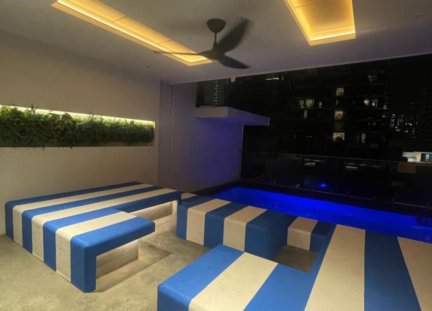 Apartment Views And Vibes - Free Parking - Great Location - Outdoor Pool! *