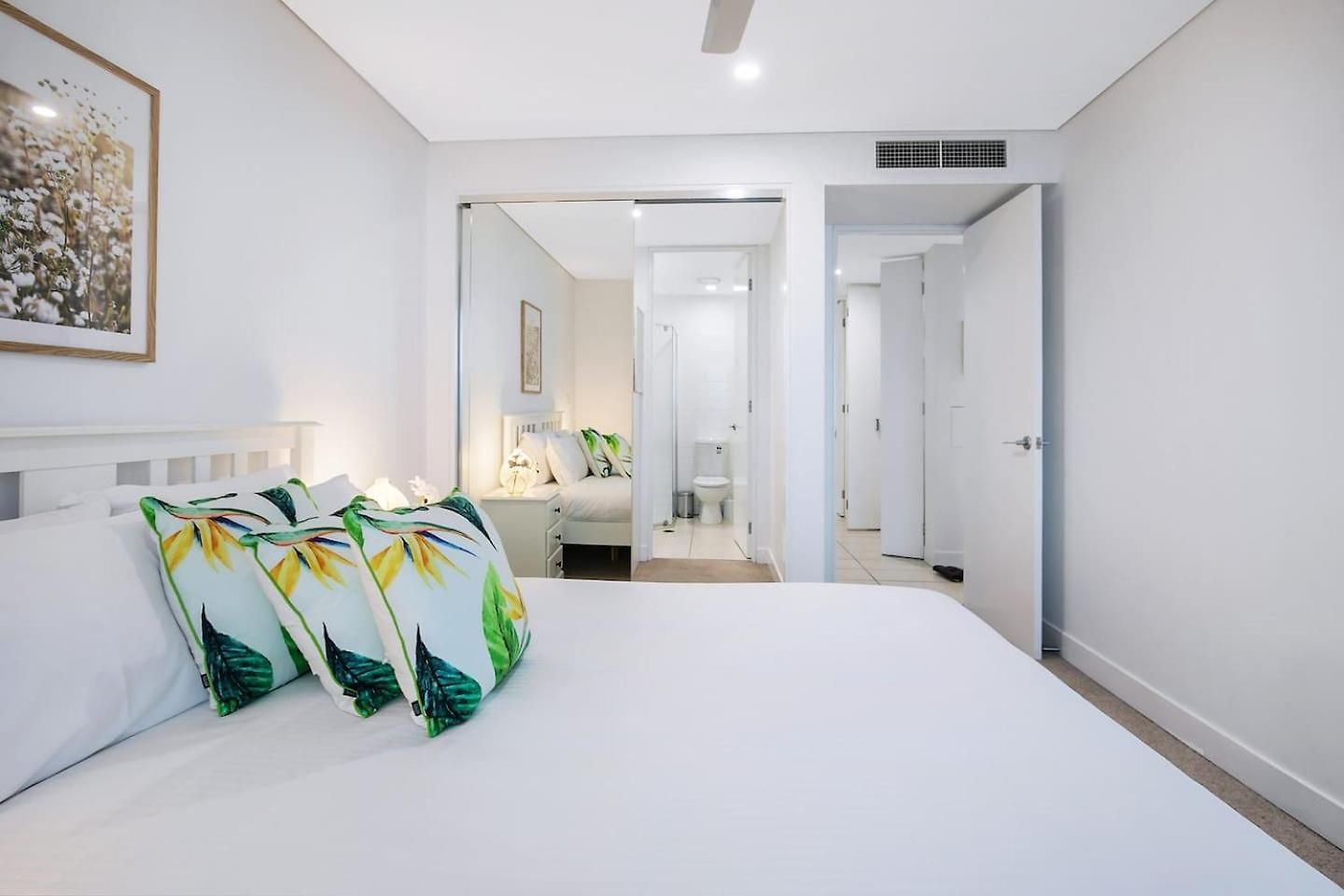 Treetop Horizons - Experience Red Hills Local Vibe Apartment *
