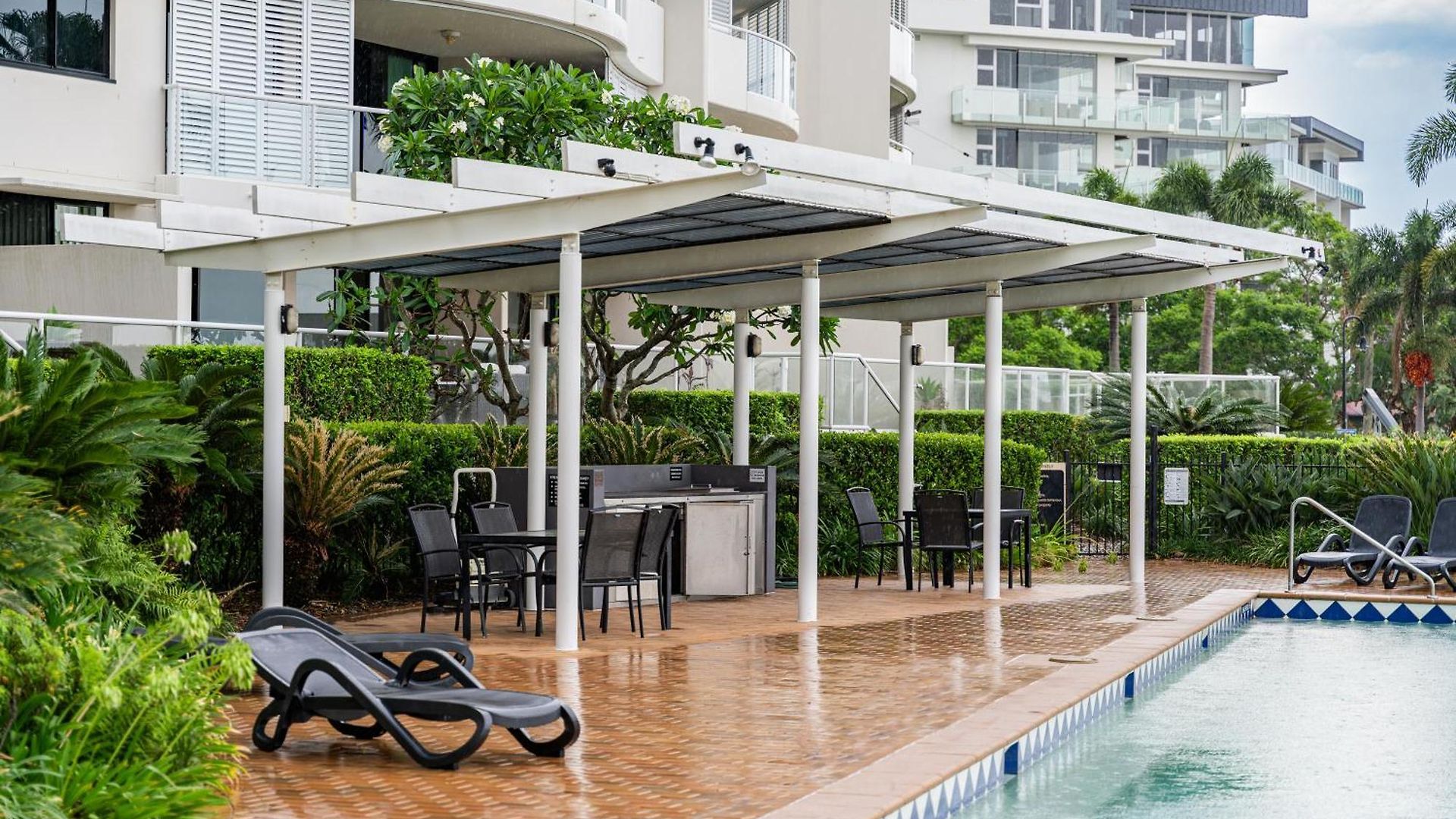 Riverside Retreat! Beautiful Water Views! - New Farm Apartment