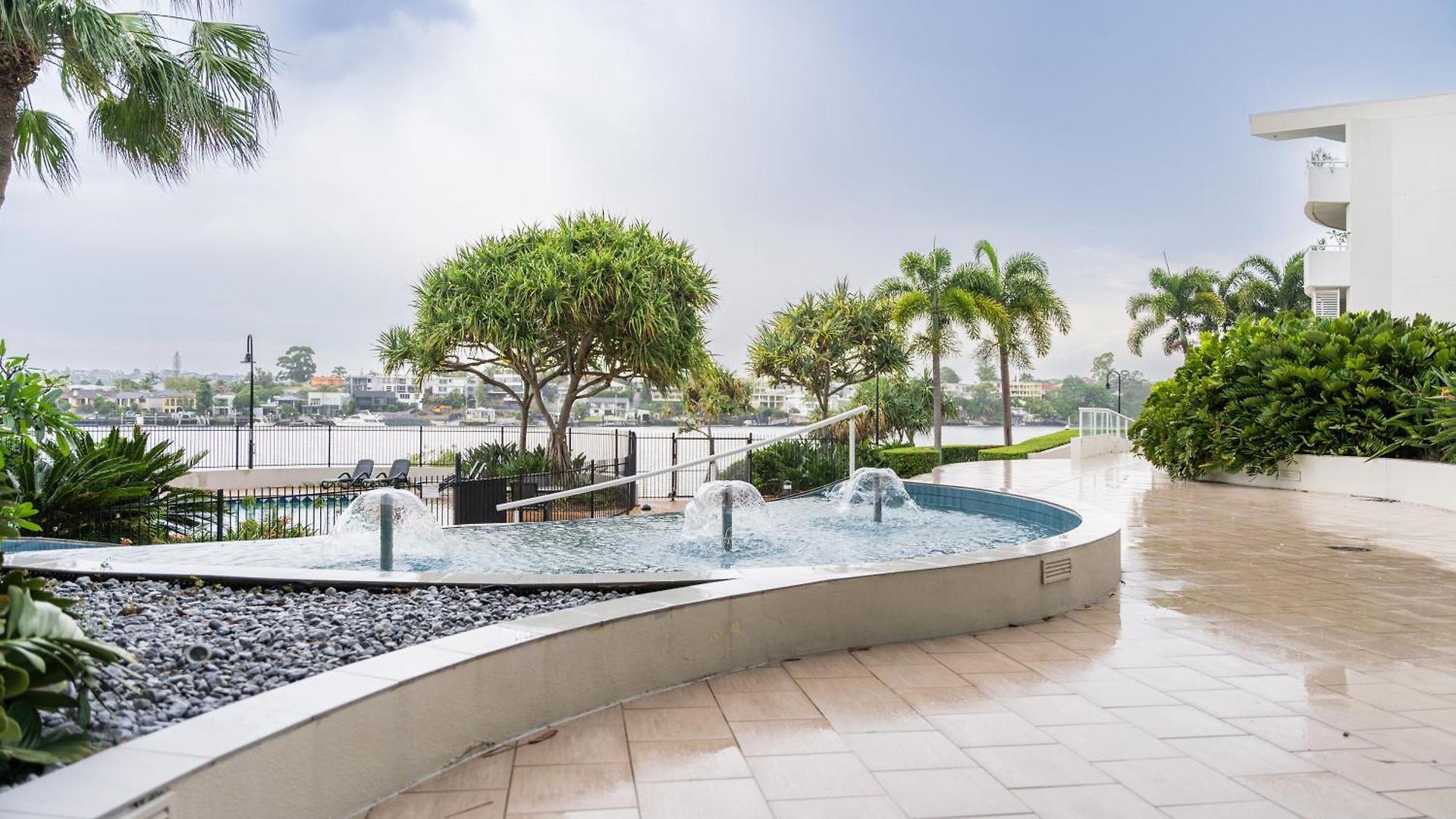 Riverside Retreat! Beautiful Water Views! - New Farm Apartment *