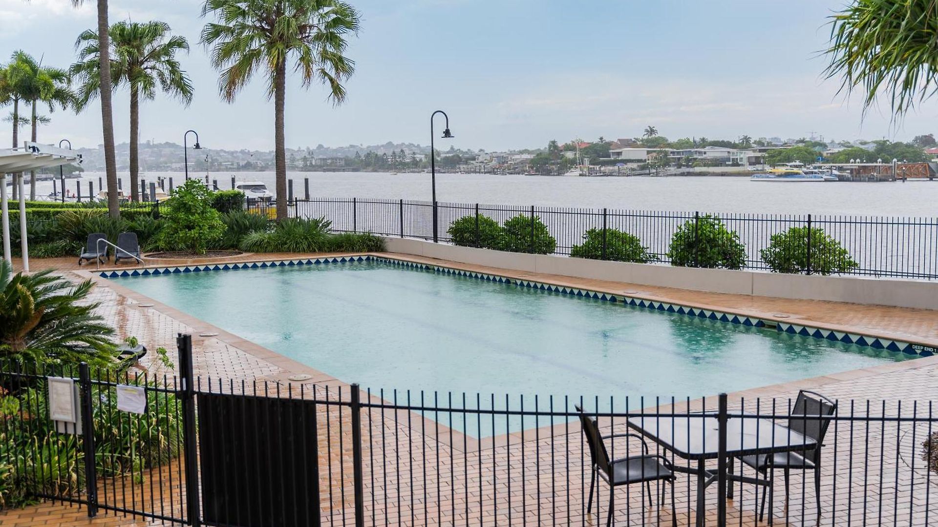 Riverside Retreat! Beautiful Water Views! - New Farm Brisbane