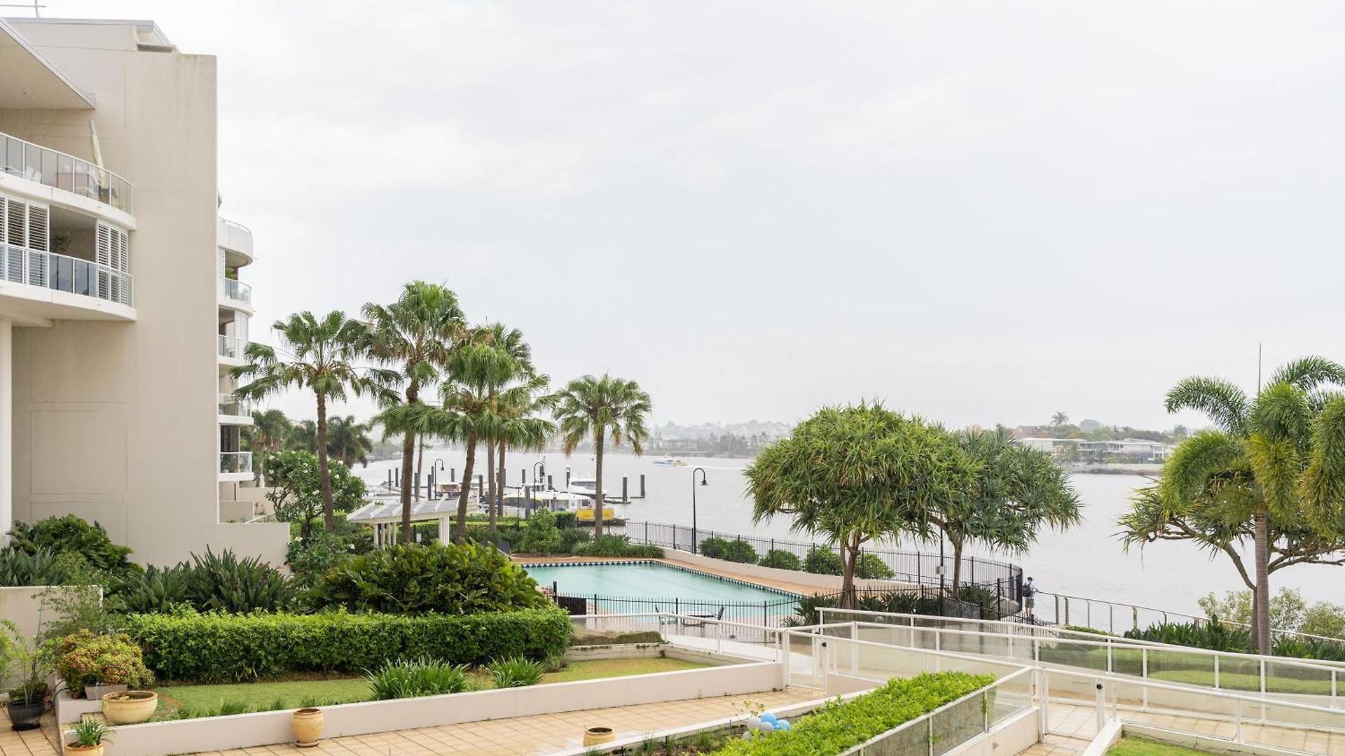 Riverside Retreat! Beautiful Water Views! - New Farm Apartment