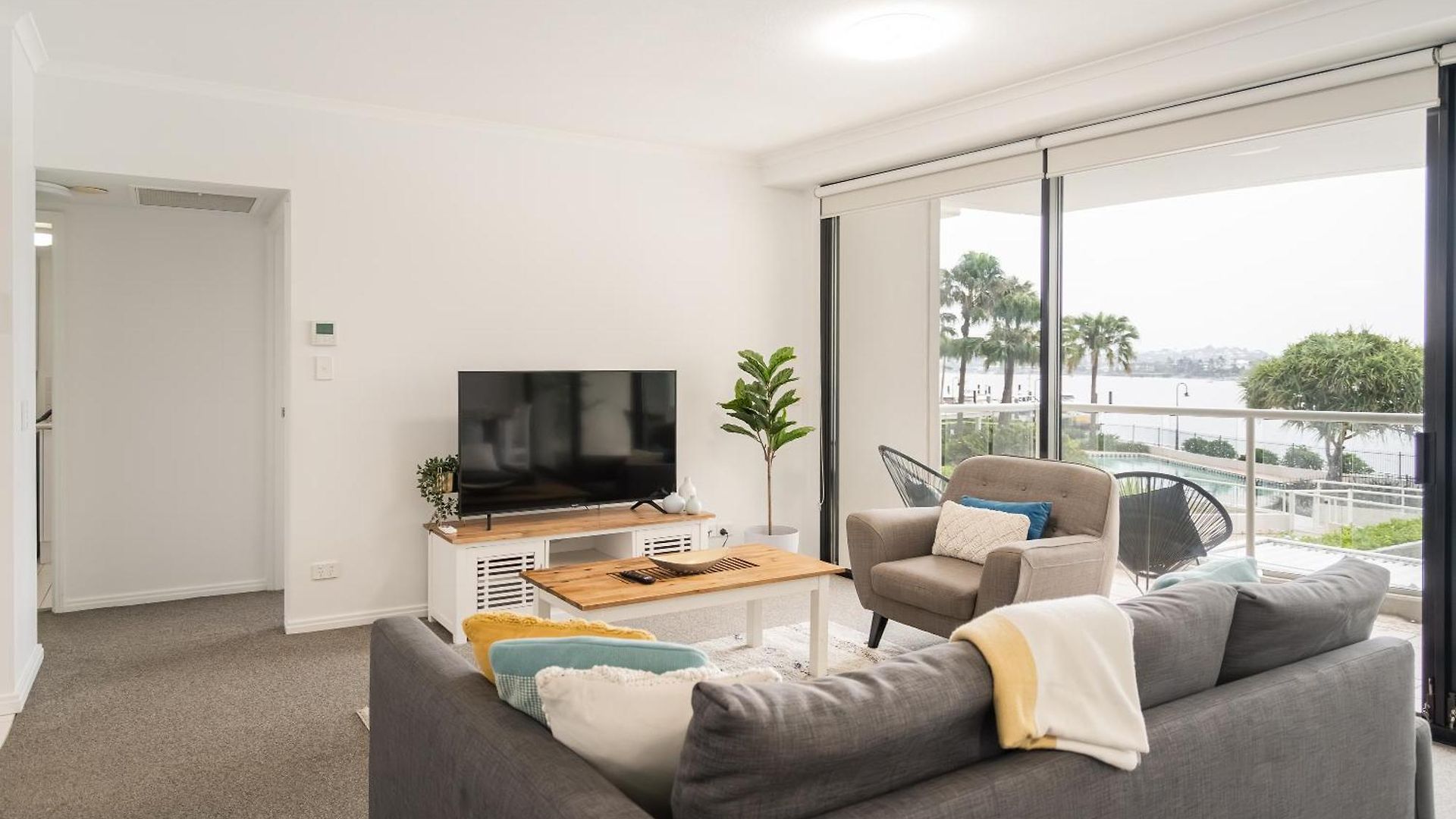 Riverside Retreat! Beautiful Water Views! - New Farm Apartment *