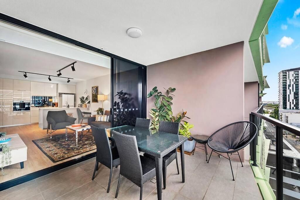 South Bank Living! ~ 1bed, 1bath, 1car, Balcony *