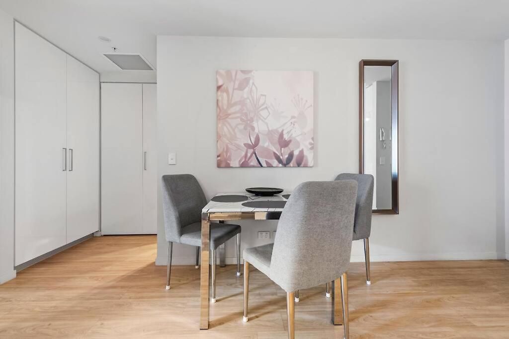 South Bank Living! ~ 1bed, 1bath, 1car, Balcony