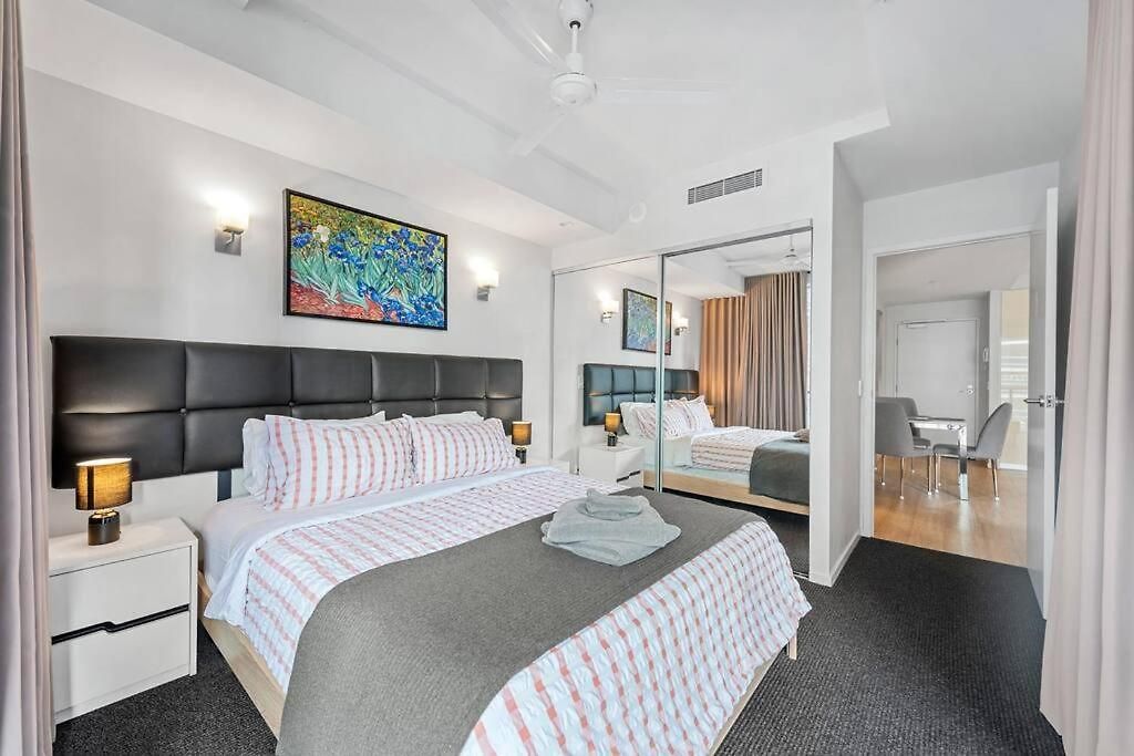 Apartment South Bank Living! ~ 1bed, 1bath, 1car, Balcony