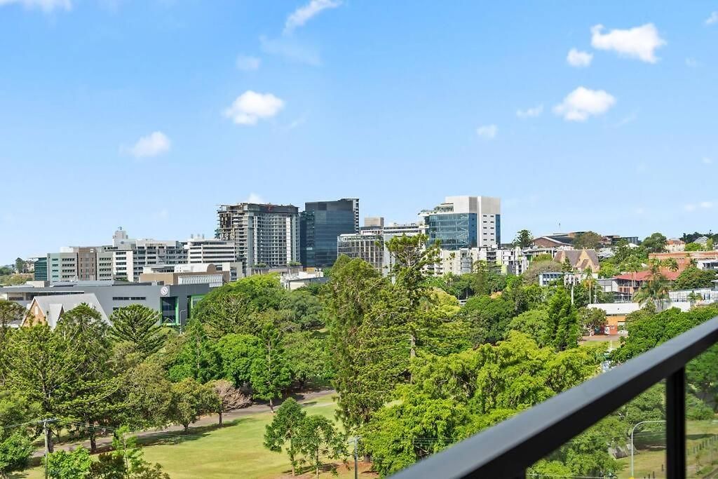 Apartment South Bank Living! ~ 1bed, 1bath, 1car, Balcony *