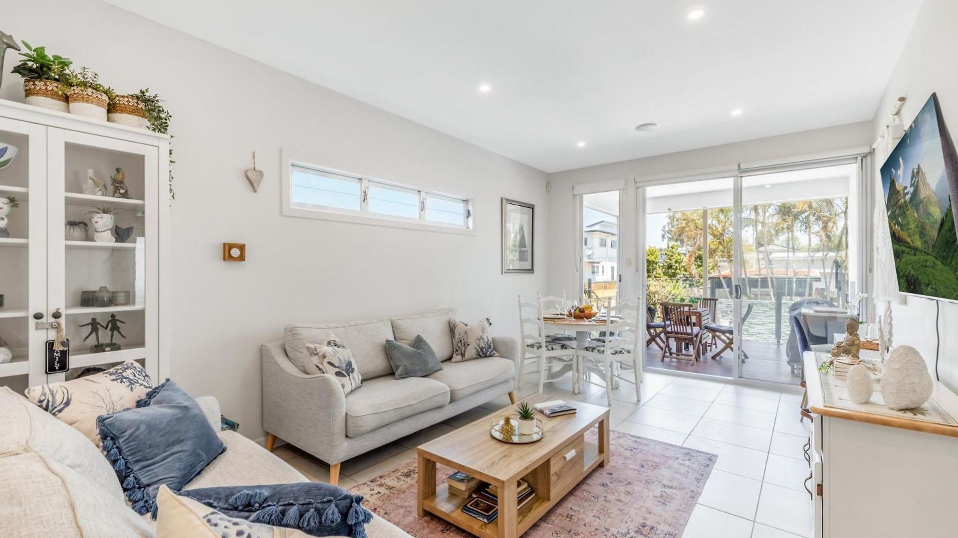 Apartment On Esplanade Own Flat & Pool, 2 Kms To Manly Cafe Precinct *