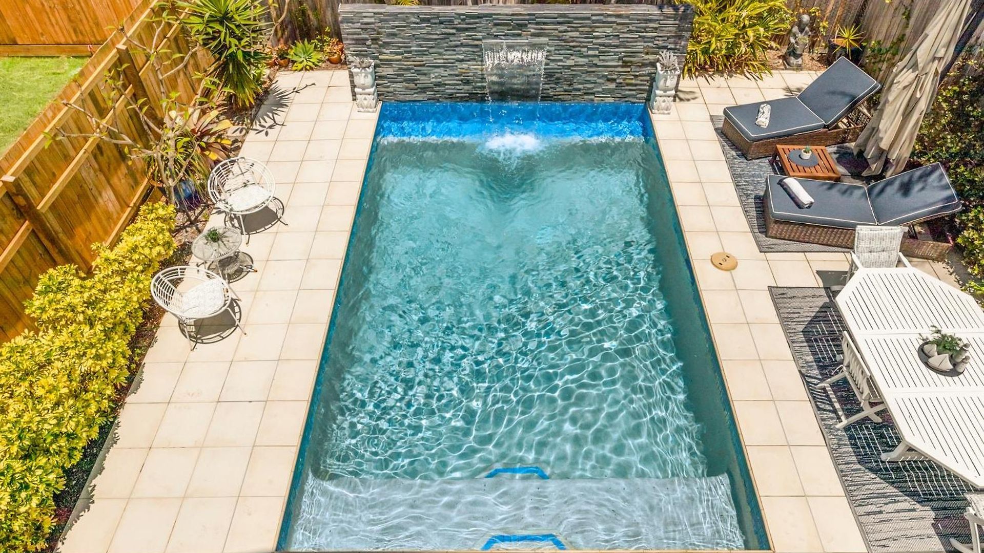 On Esplanade Own Flat & Pool, 2 Kms To Manly Cafe Precinct *