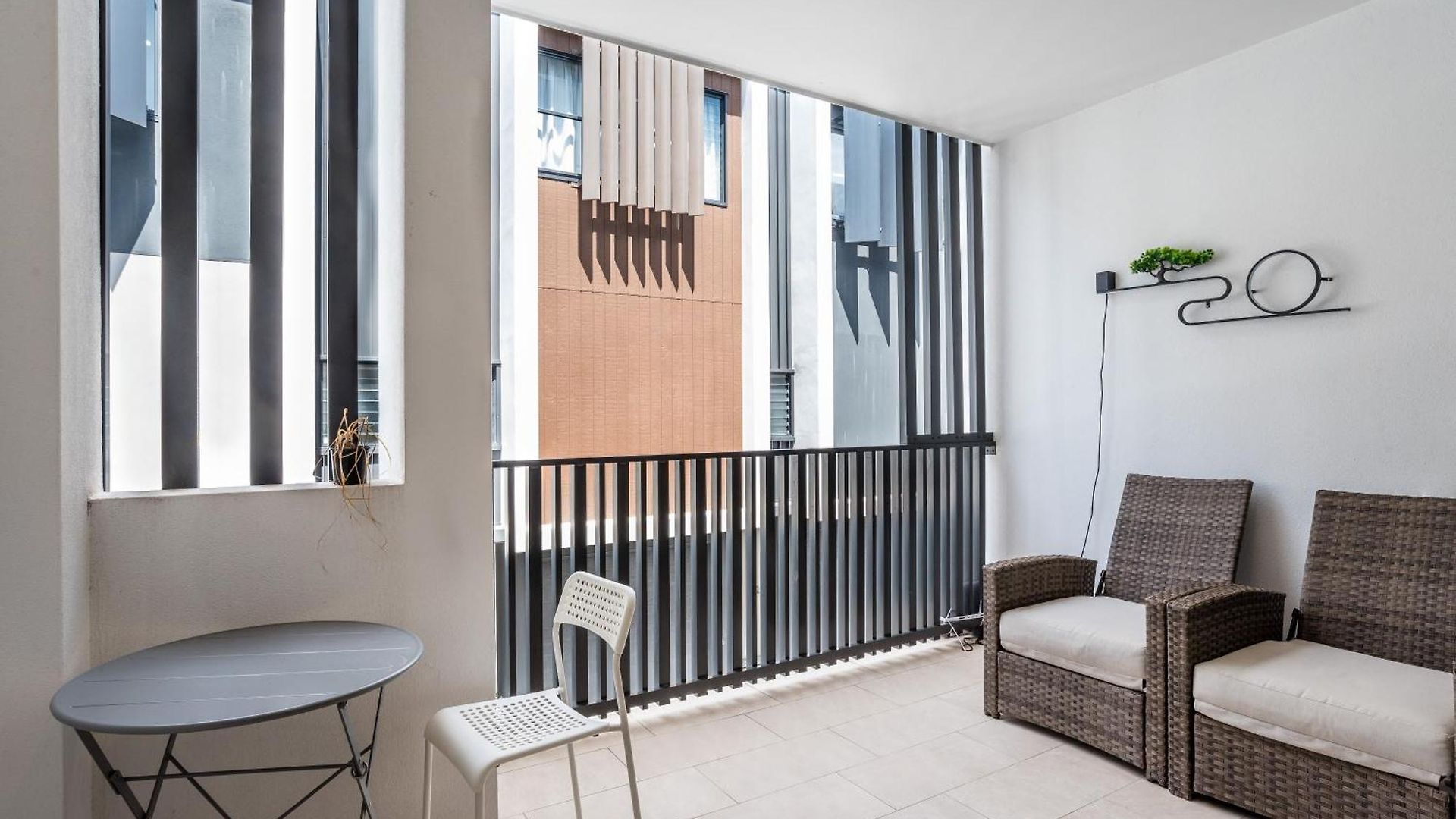 Westend 3 Bedroom Split Level Townhouse Next To River