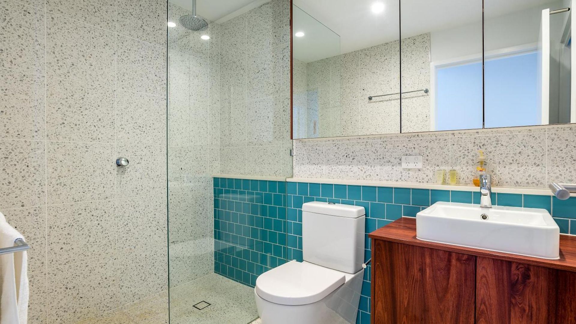 Westend 3 Bedroom Split Level Townhouse Next To River *
