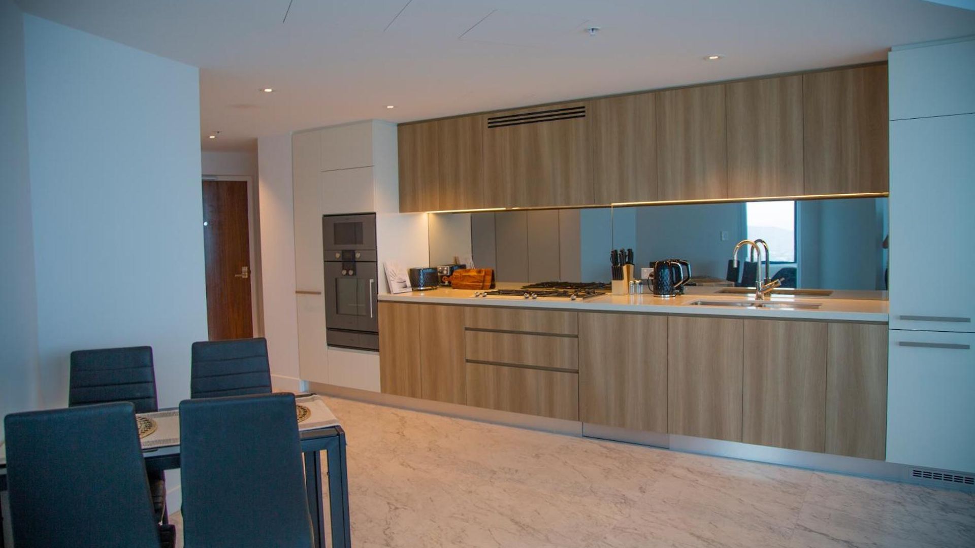 2 Bed 2 Bath In Cbd With Car Park * Brisbane