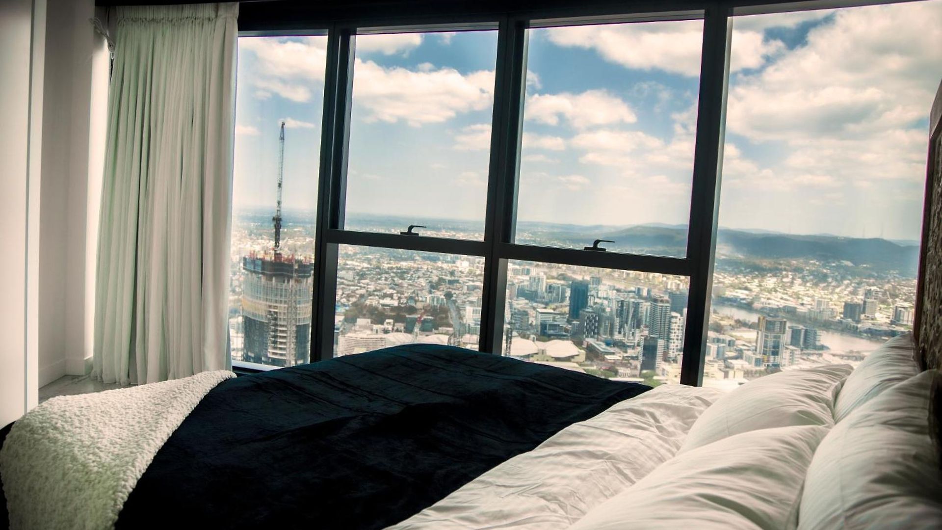 Apartment 2 Bed 2 Bath In Cbd With Car Park *