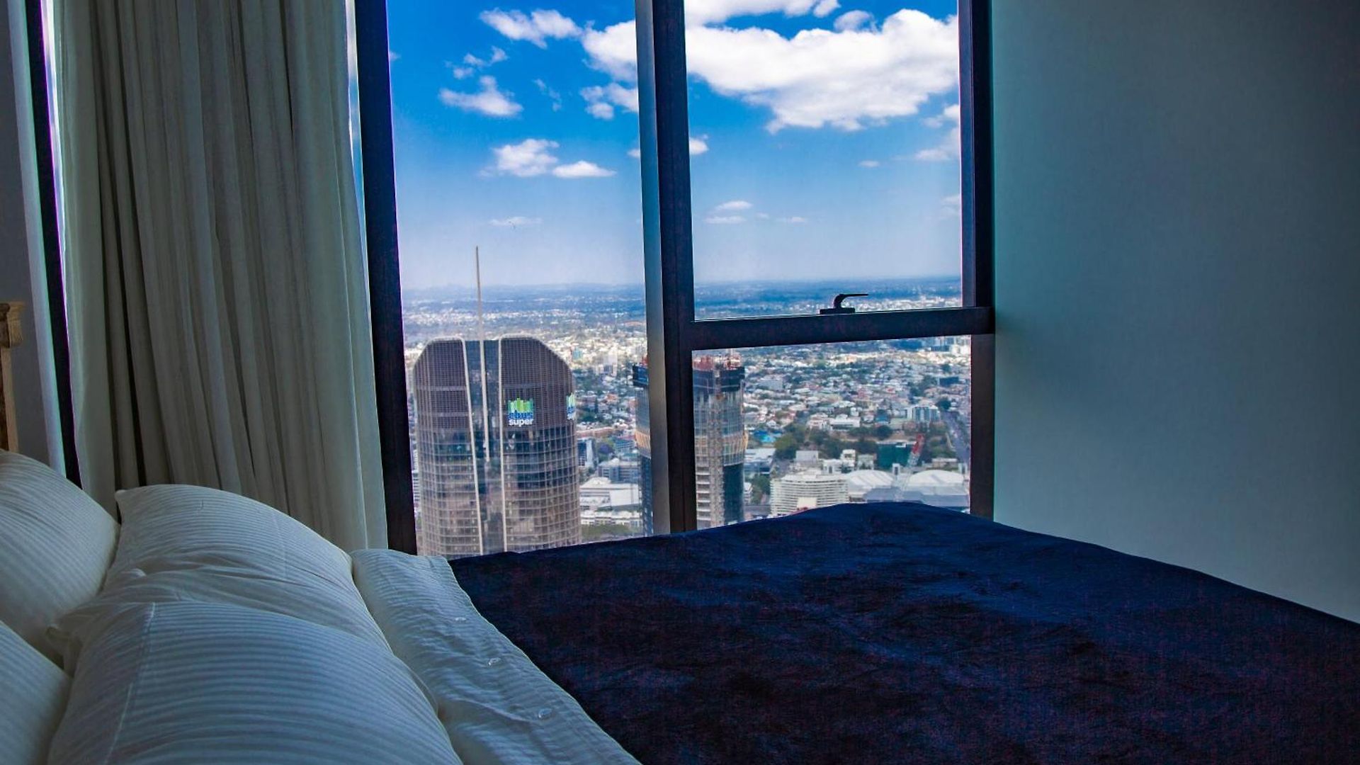 2 Bed 2 Bath In Cbd With Car Park Apartment *