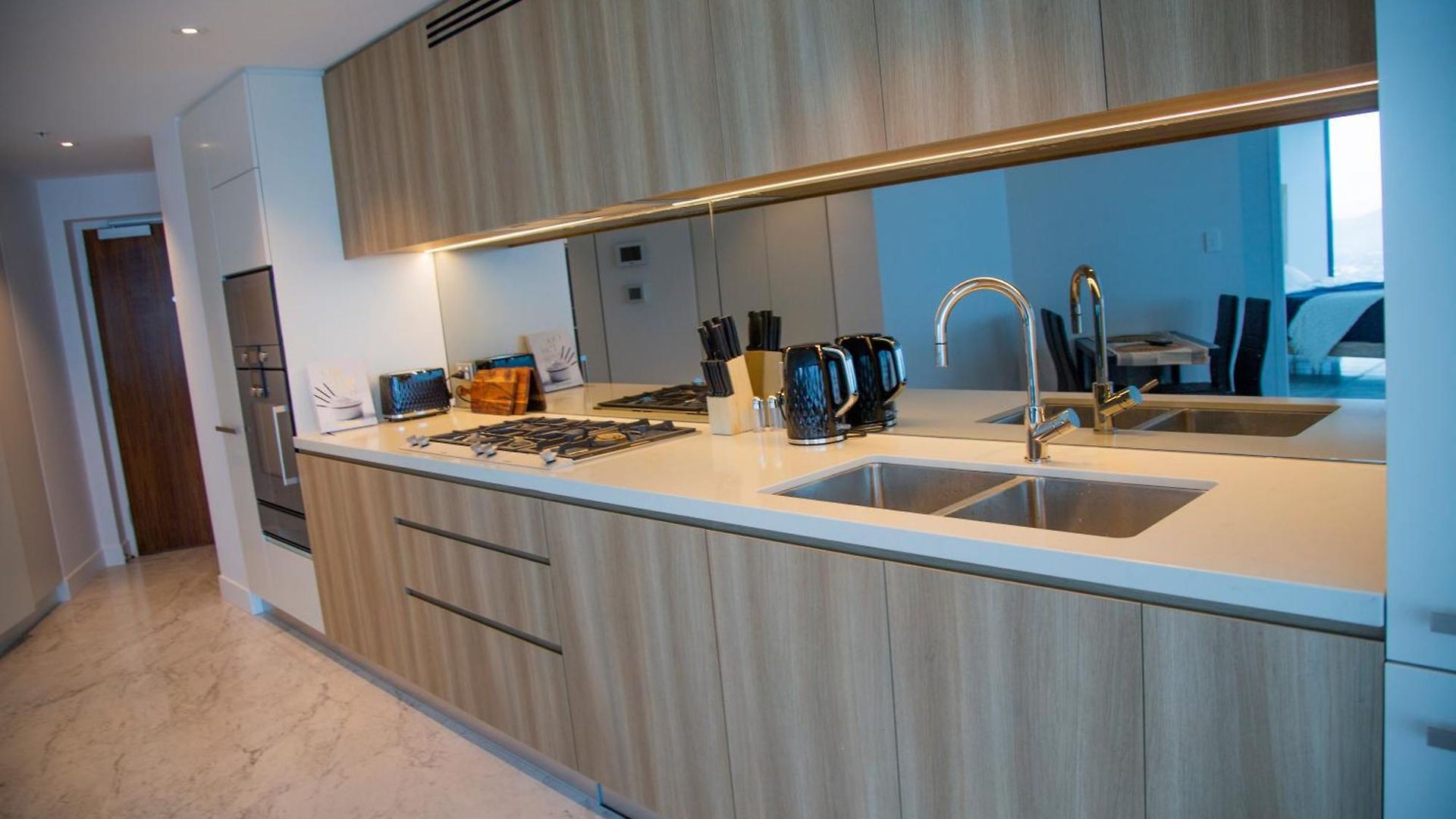 Apartment 2 Bed 2 Bath In Cbd With Car Park Brisbane