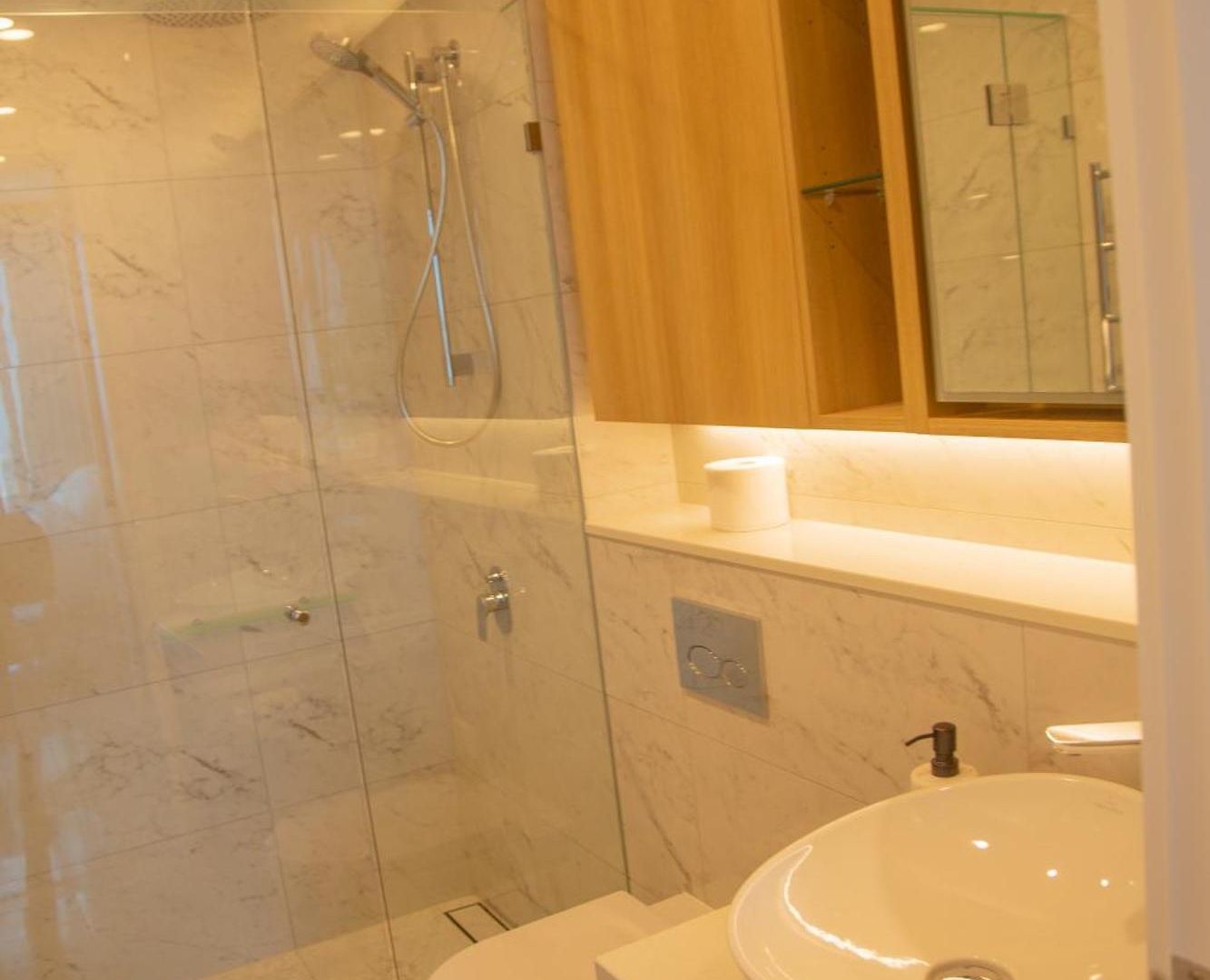 Apartment 2 Bed 2 Bath In Cbd With Car Park