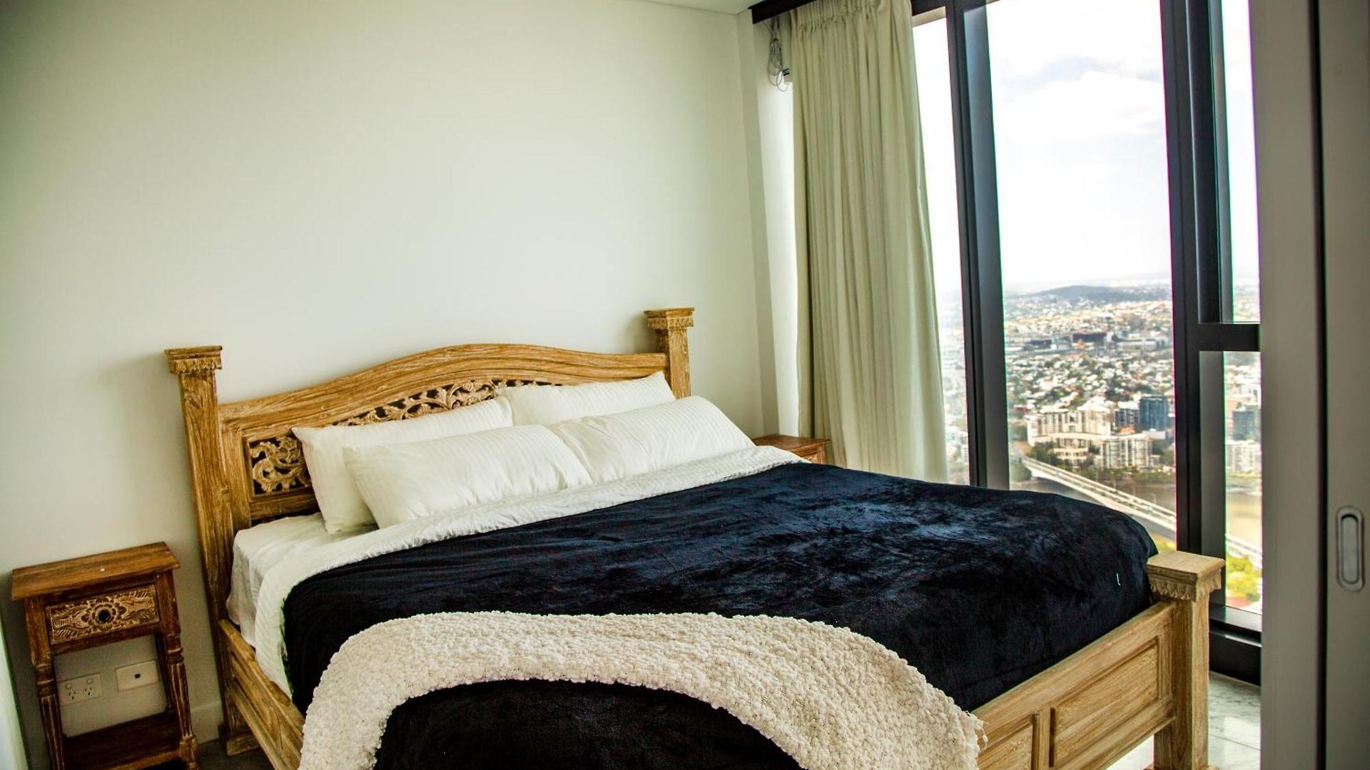 Apartment 2 Bed 2 Bath In Cbd With Car Park *