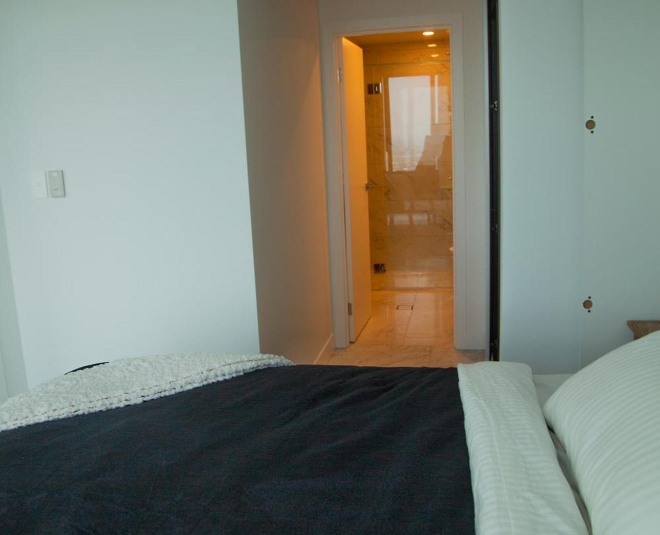 Apartment 2 Bed 2 Bath In Cbd With Car Park