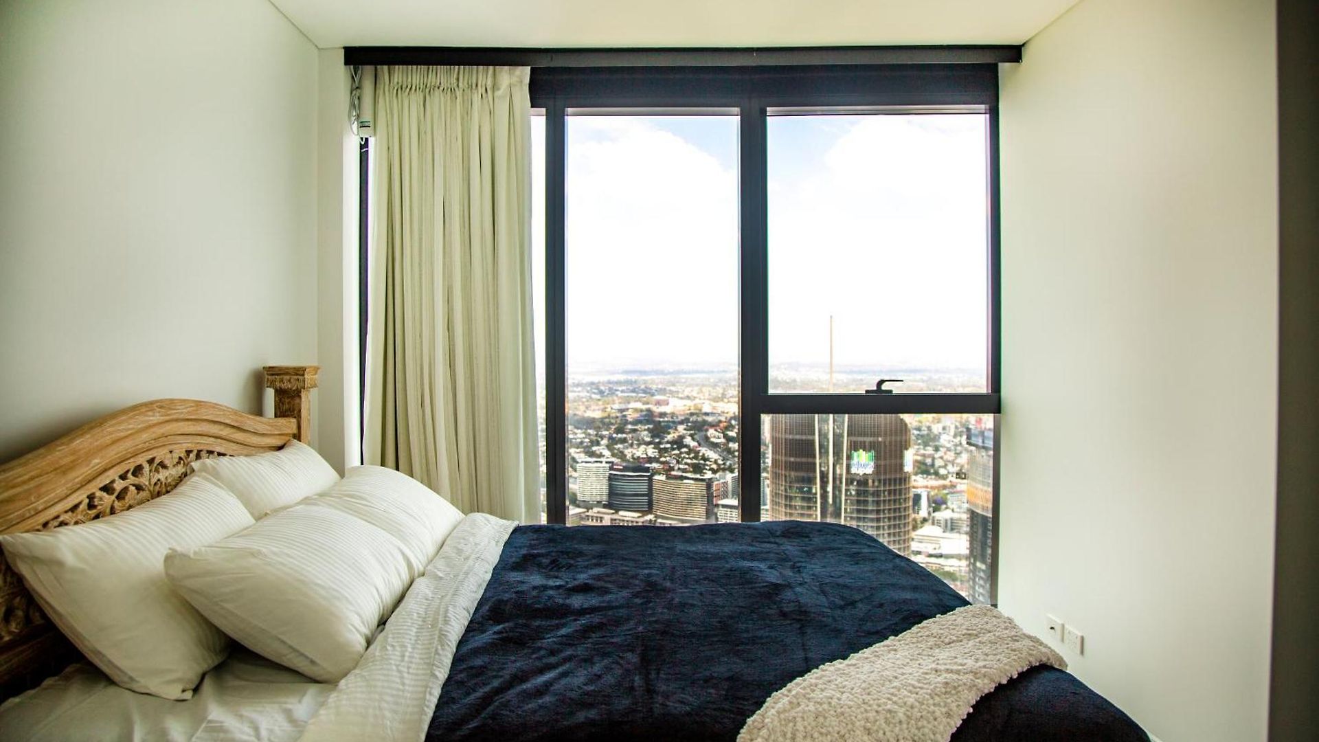 2 Bed 2 Bath In Cbd With Car Park Apartment *