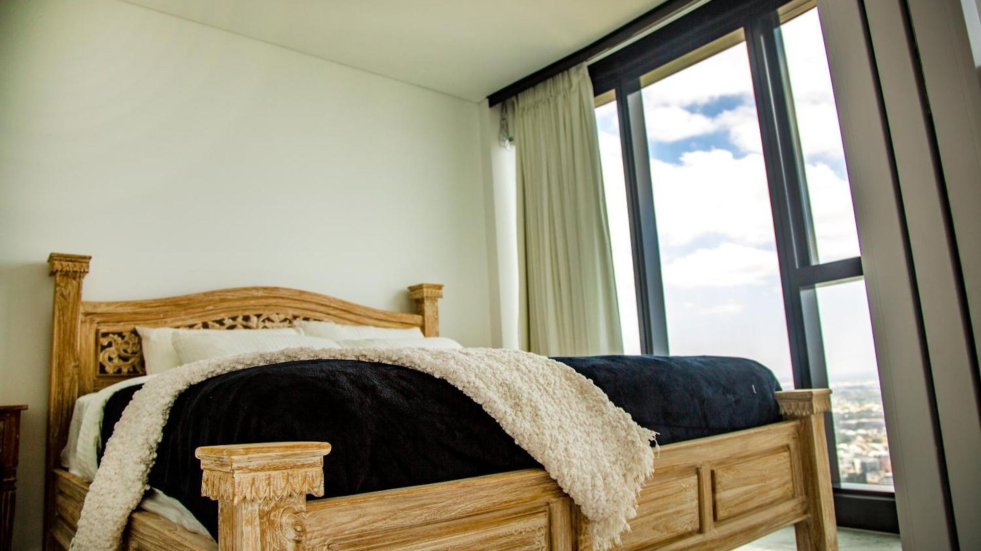 Apartment 2 Bed 2 Bath In Cbd With Car Park Brisbane