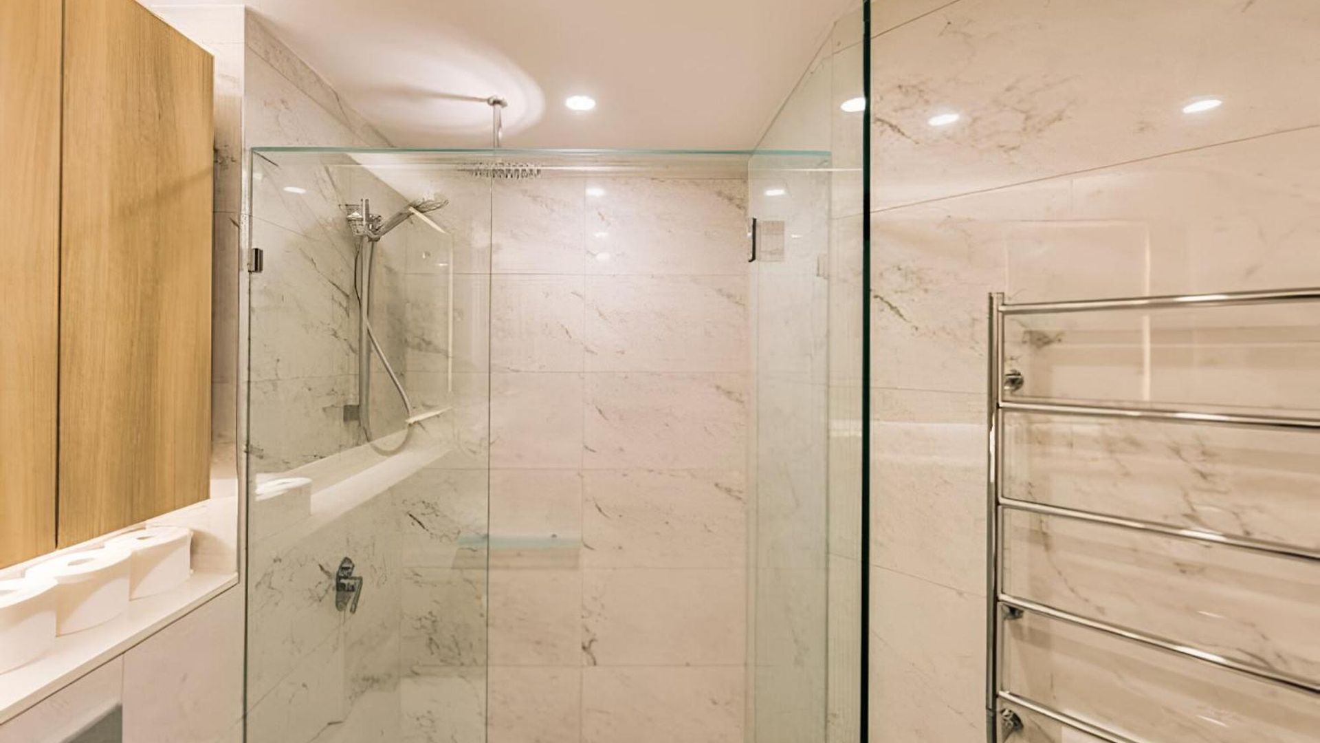 Apartment 2 Bed 2 Bath In Cbd With Car Park Brisbane