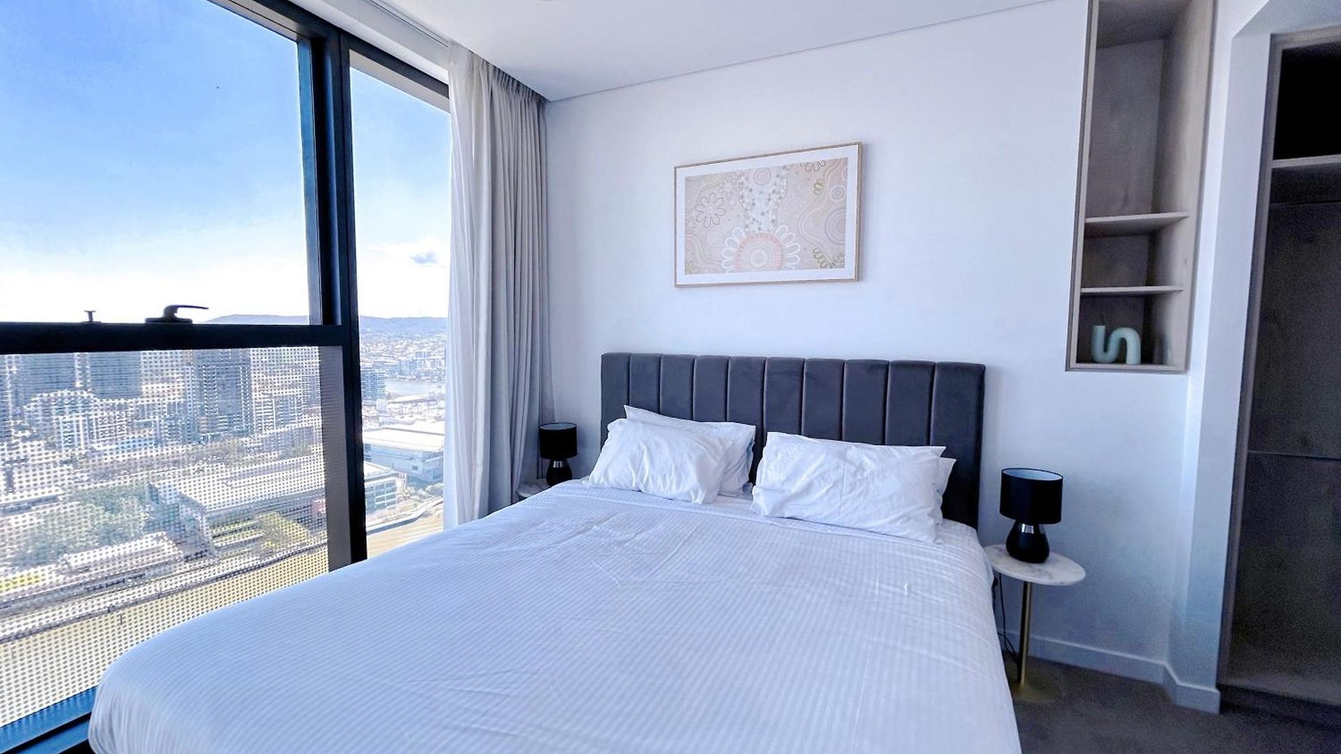 Riverfront Panorama With 2 Kings, Fireworks & Parking Apartment *
