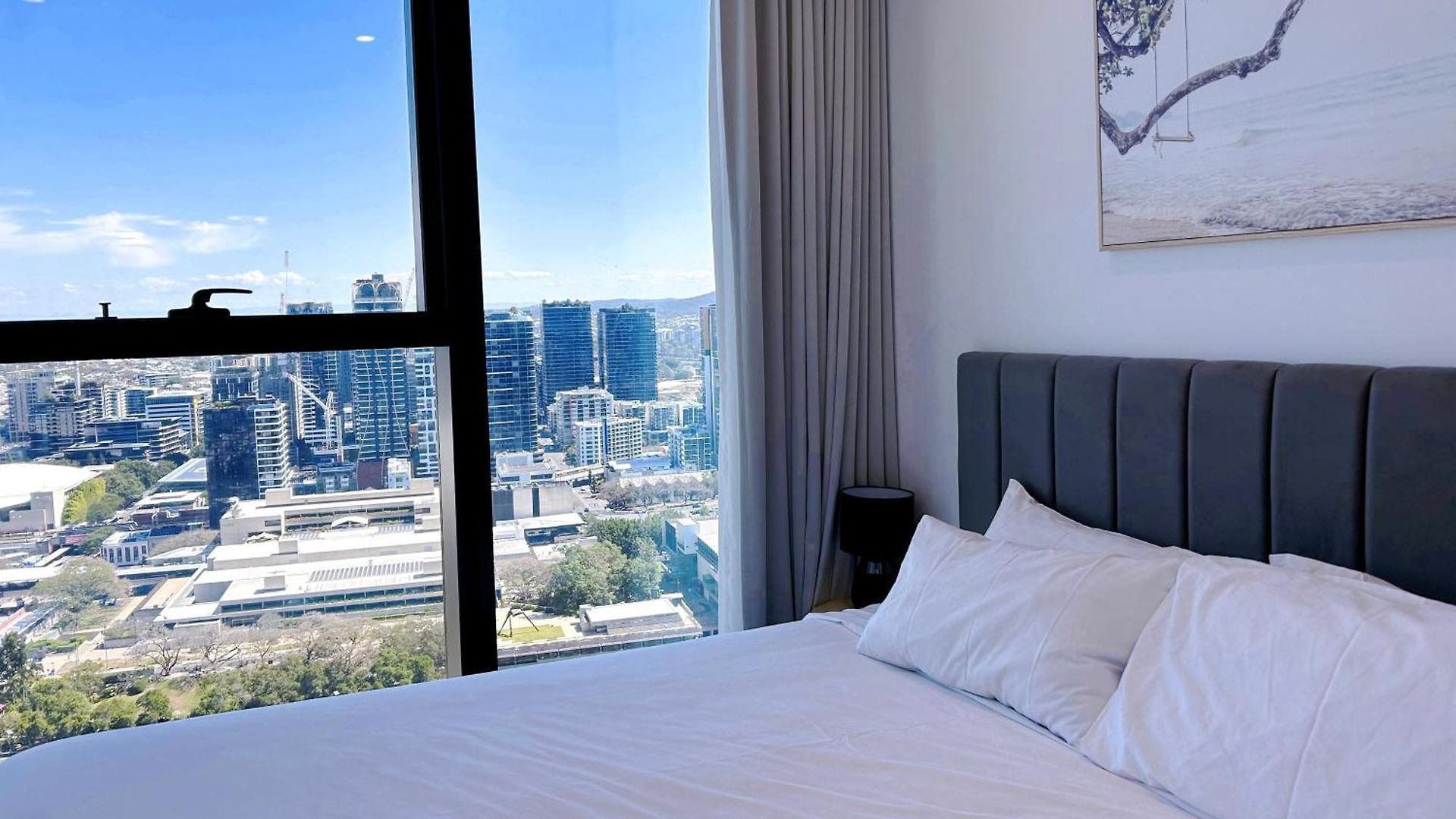 Riverfront Panorama With 2 Kings, Fireworks & Parking Apartment Brisbane