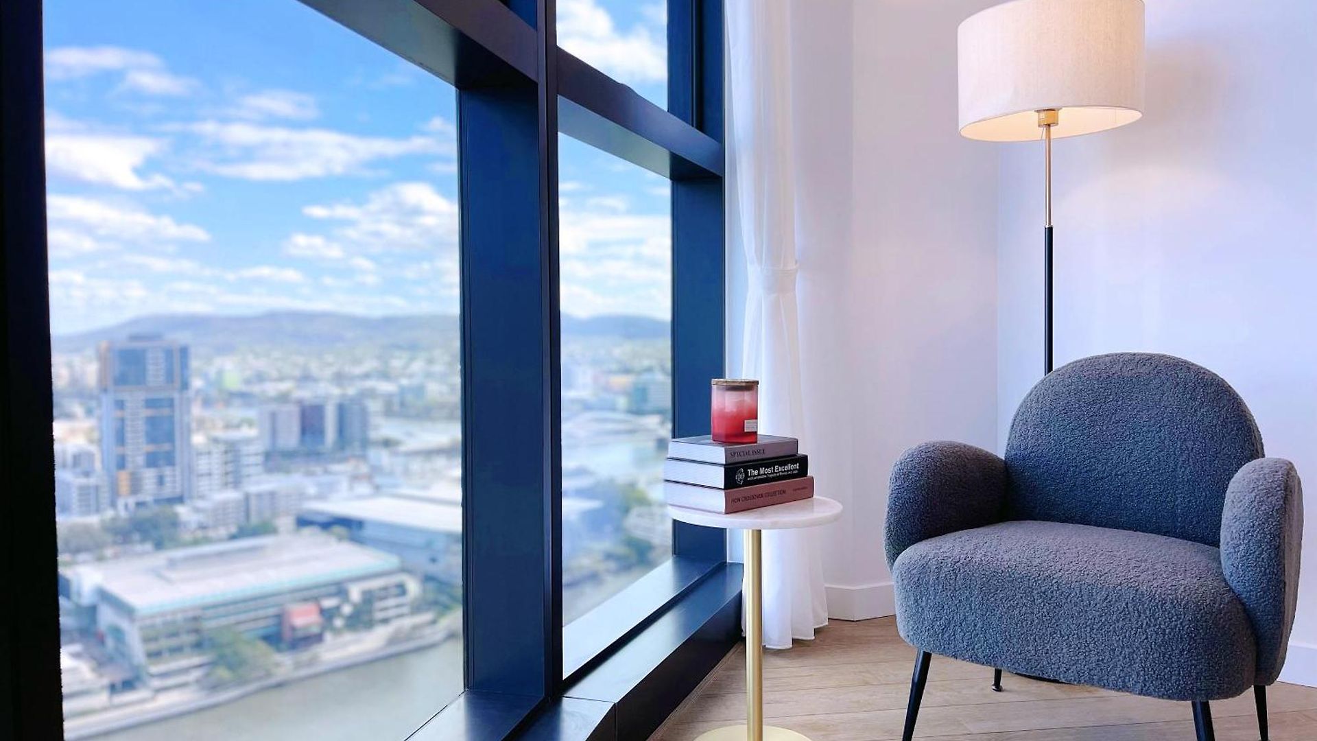 Riverfront Panorama With 2 Kings, Fireworks & Parking Apartment *