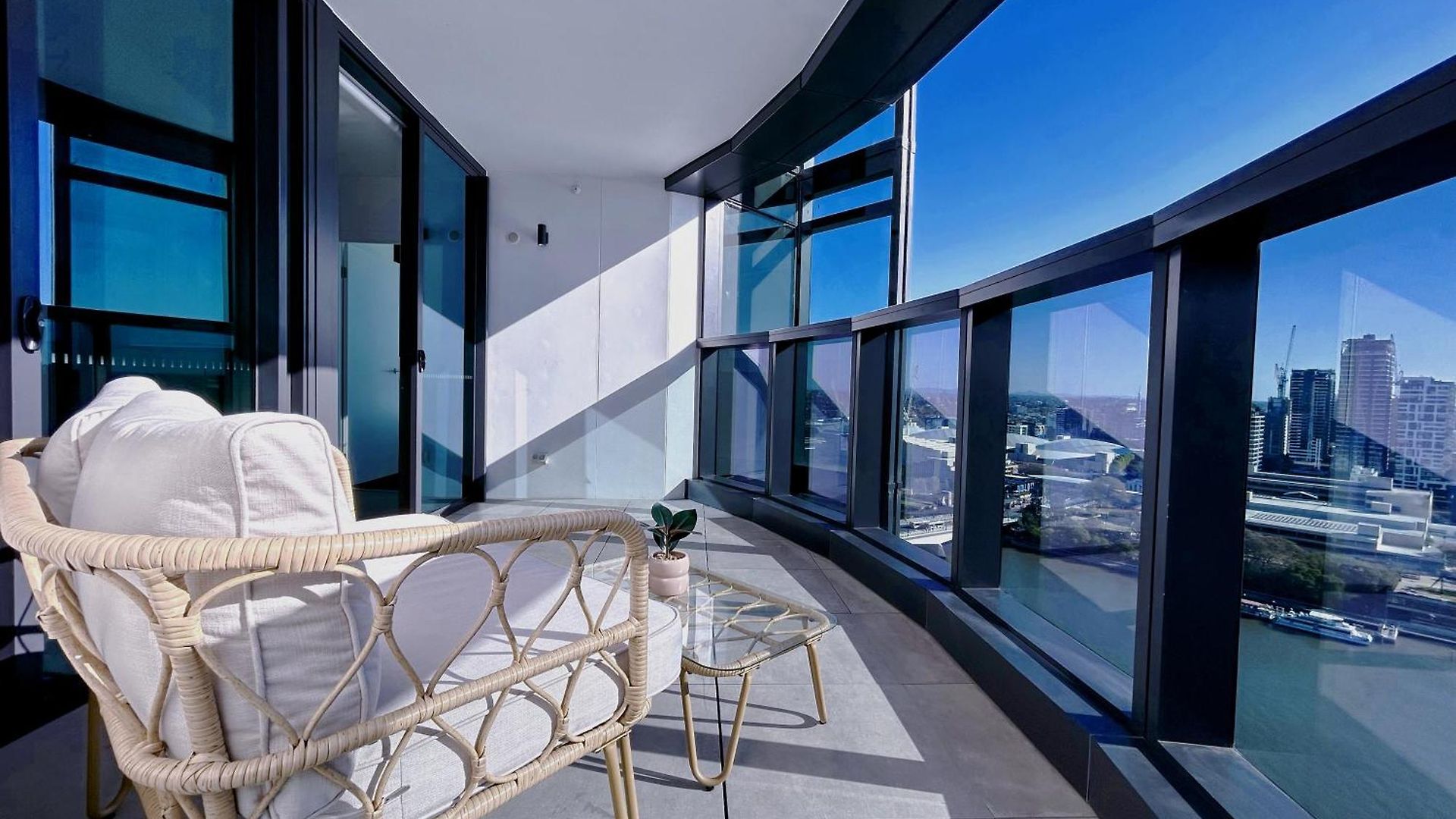 Apartment Riverfront Oasis 2bed Panoramic Riverview