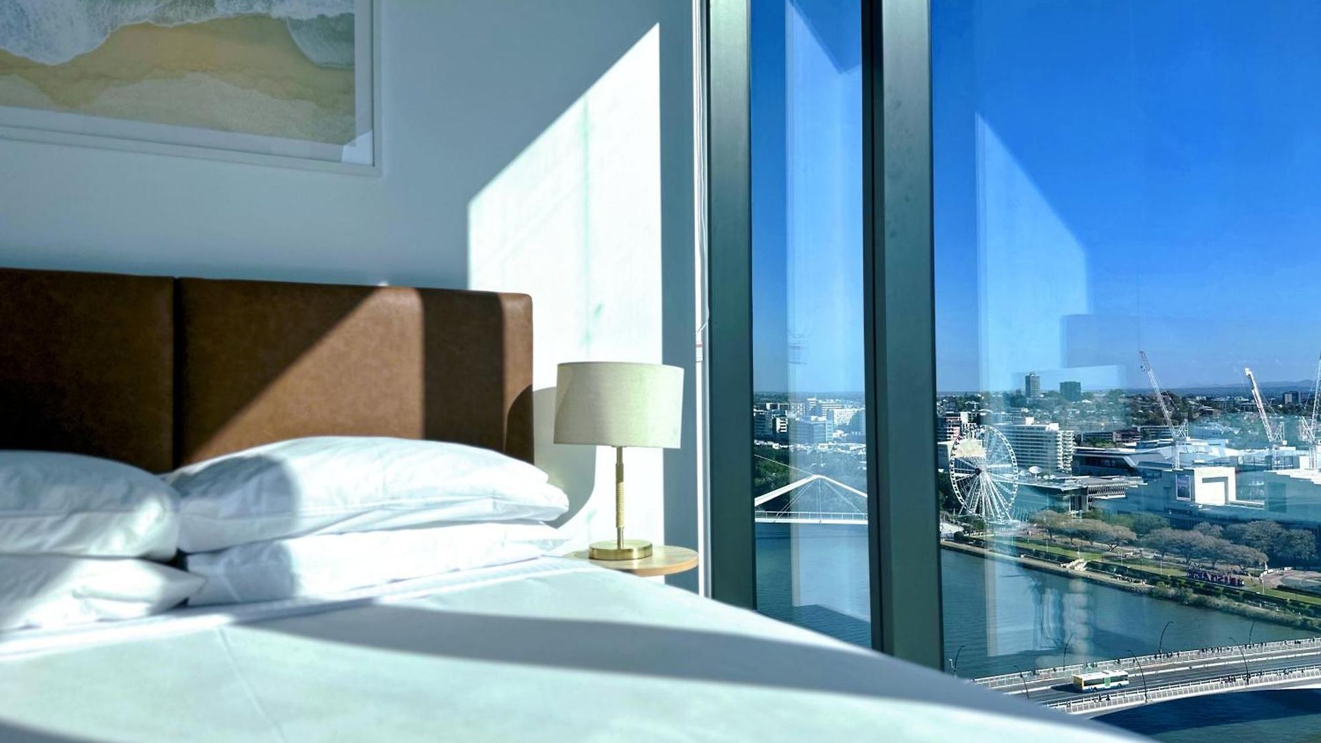Riverfront Oasis 2bed Panoramic Riverview Apartment