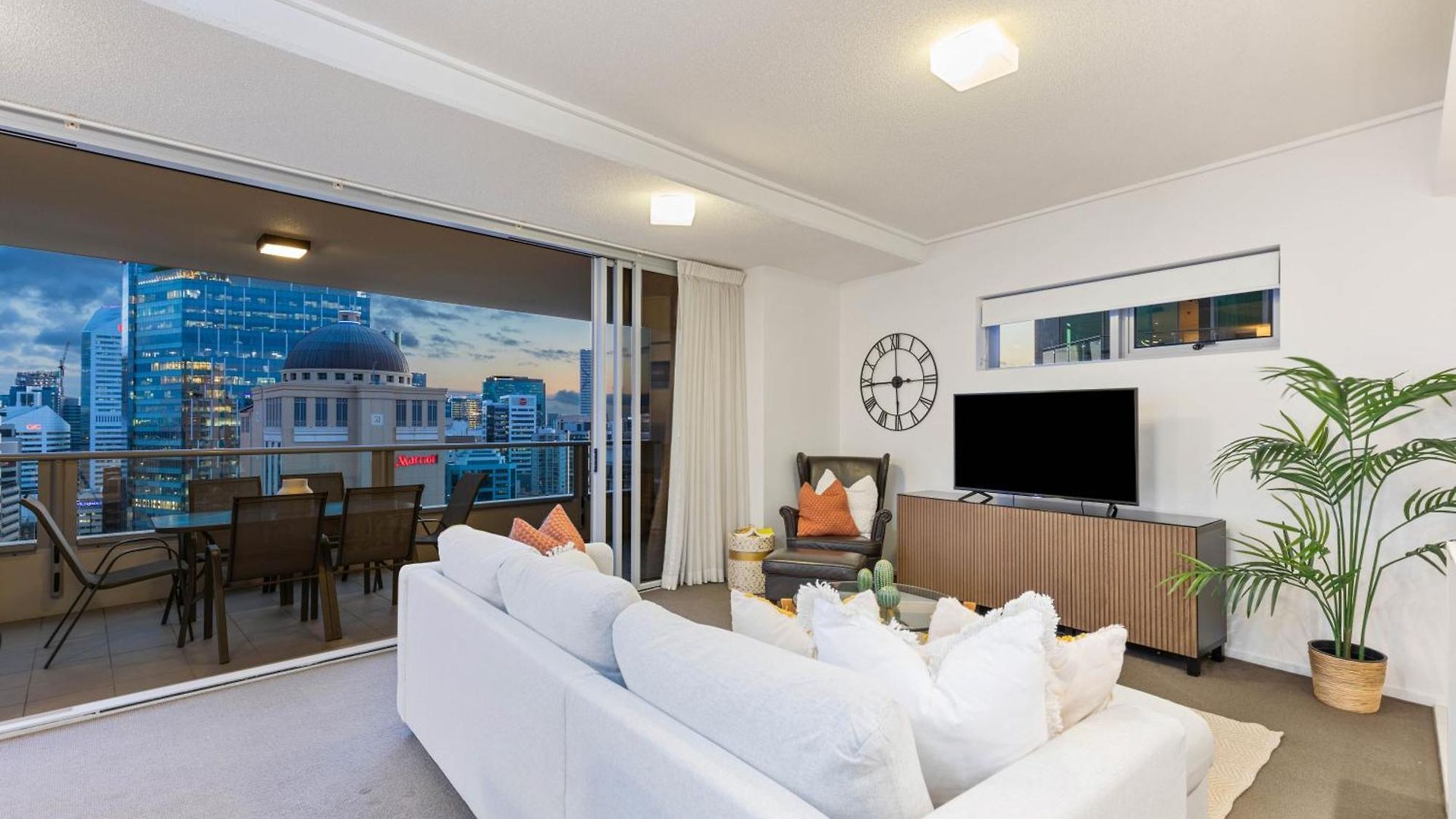 Skyline Hosted By Aab Apartment