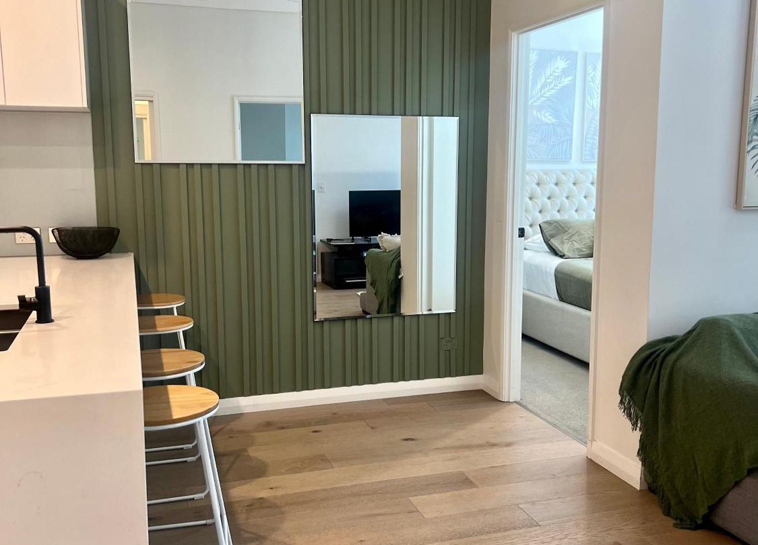 Great Located Unit/private Balcony, Pool,gym,parking Apartment