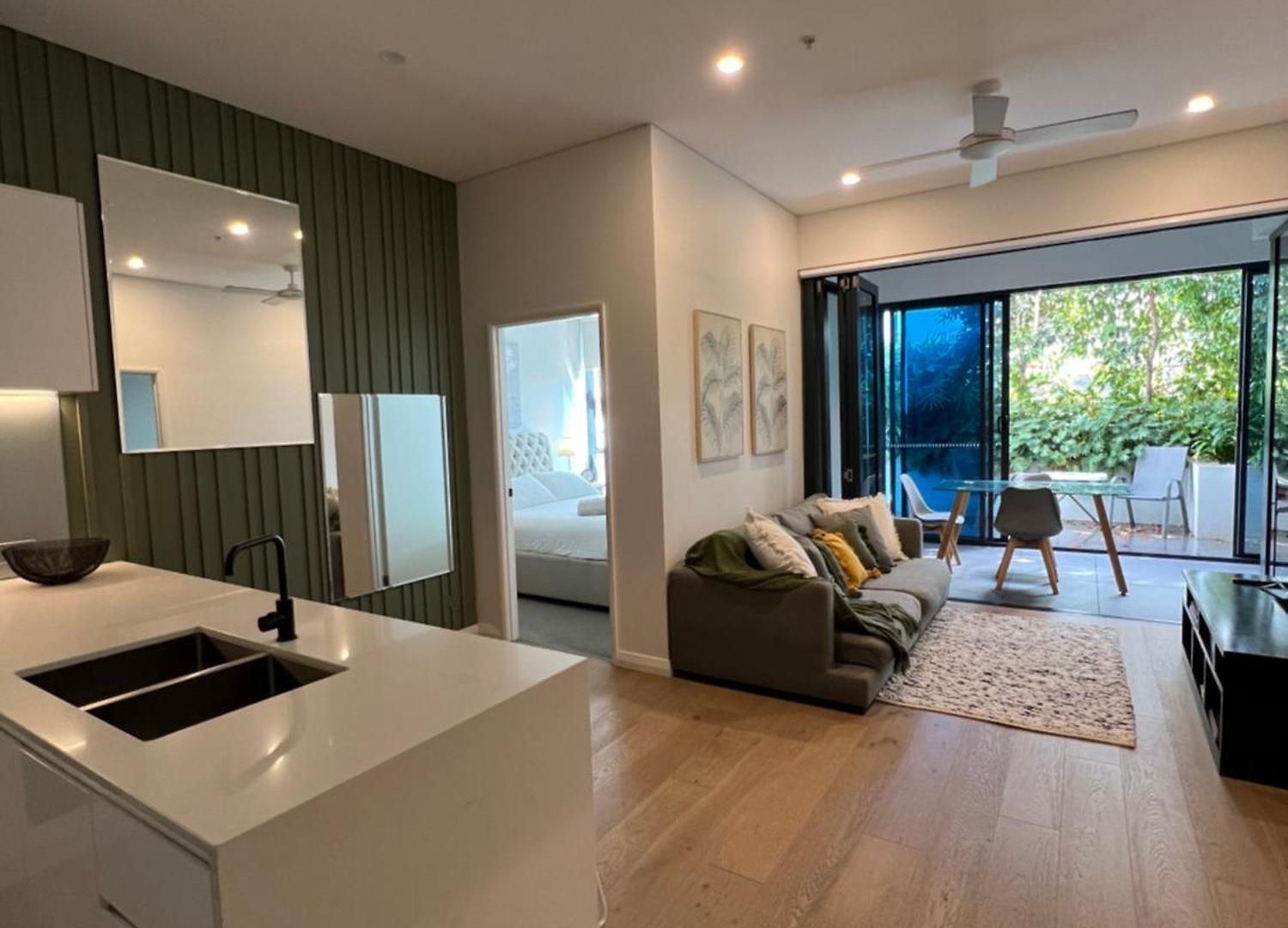 Great Located Unit/private Balcony, Pool,gym,parking *