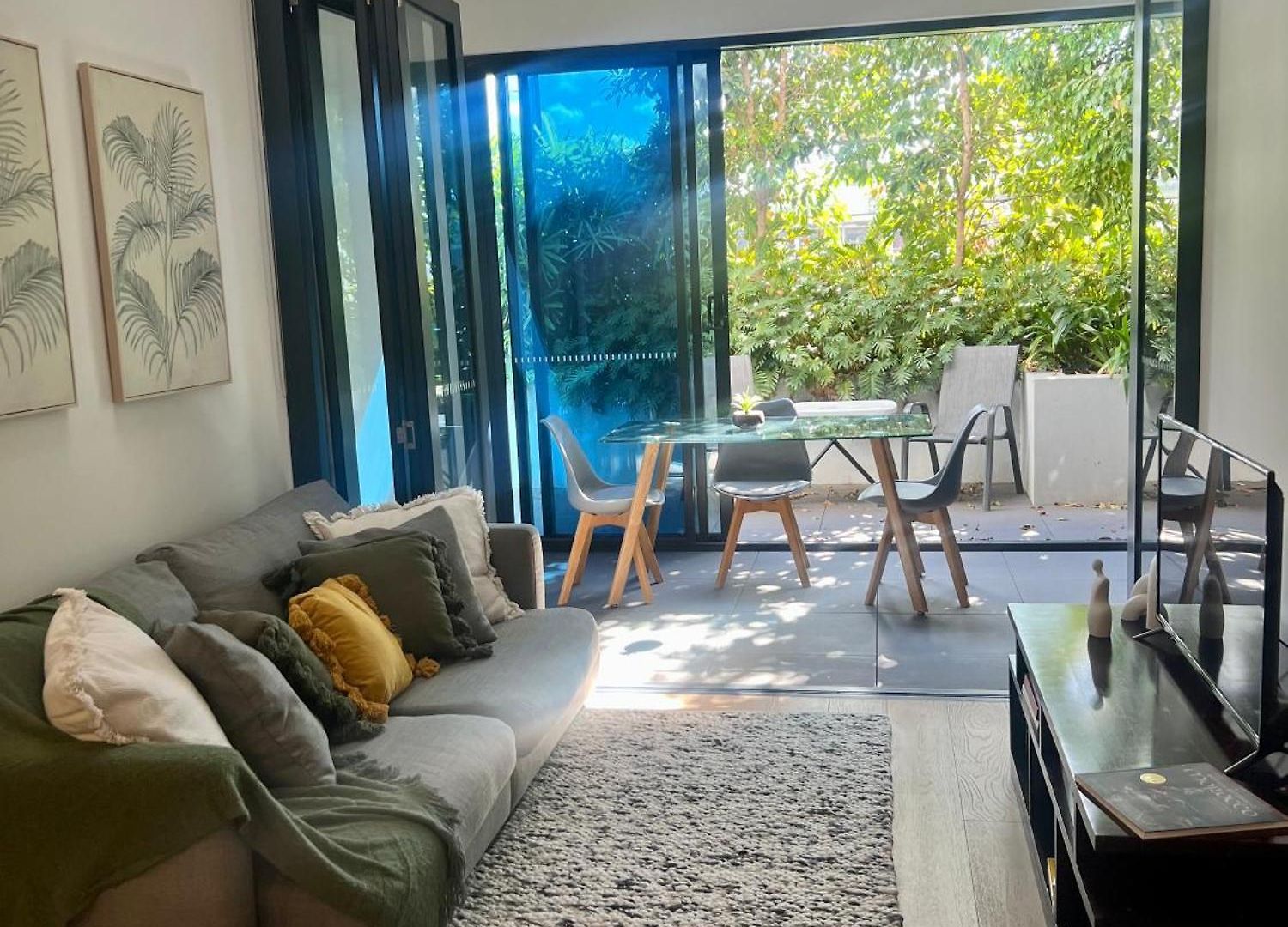 Great Located Unit/private Balcony, Pool,gym,parking Apartment *