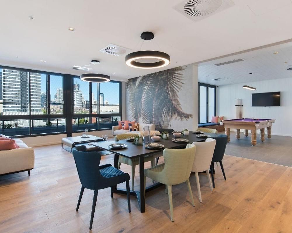Explore Bne From Our Cute 1-bed In South Apartment