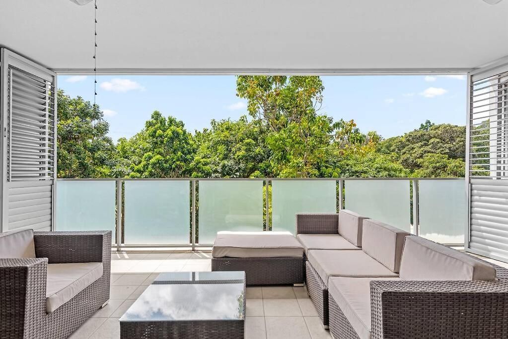 Spacious & Peaceful! 1bed/2bath/1car ~ Cbd Apartment