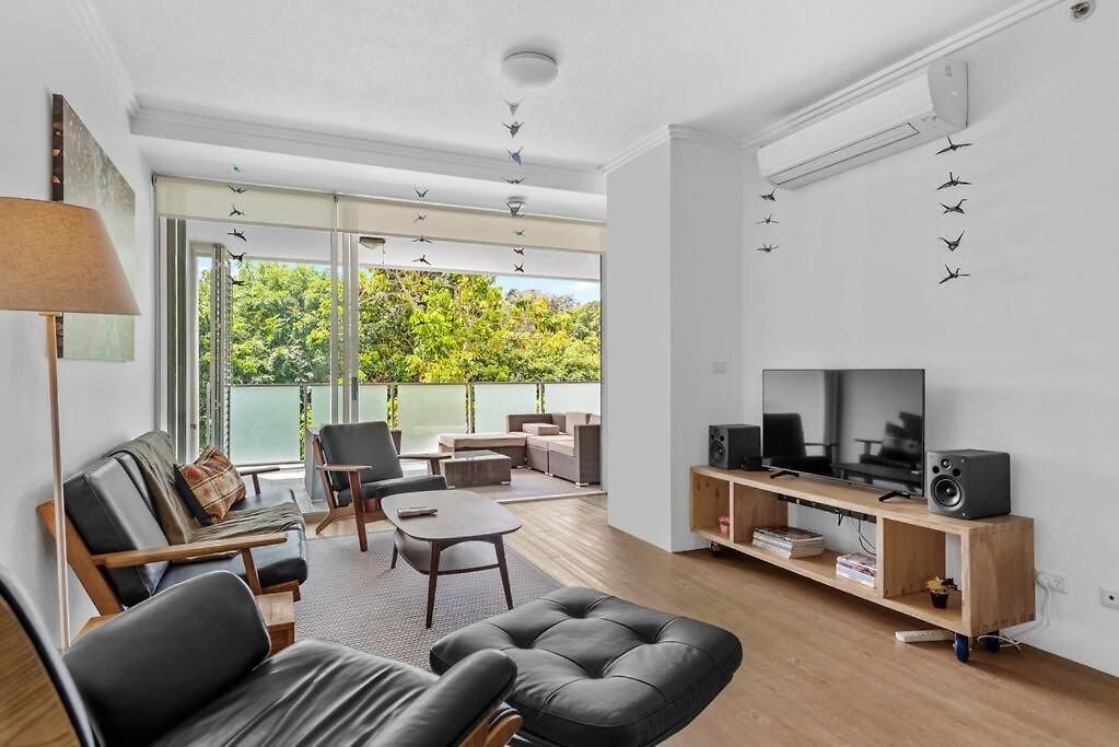 Spacious & Peaceful! 1bed/2bath/1car ~ Cbd
