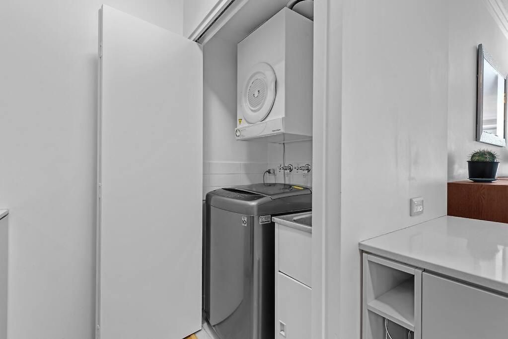 Apartment Spacious & Peaceful! 1bed/2bath/1car ~ Cbd *