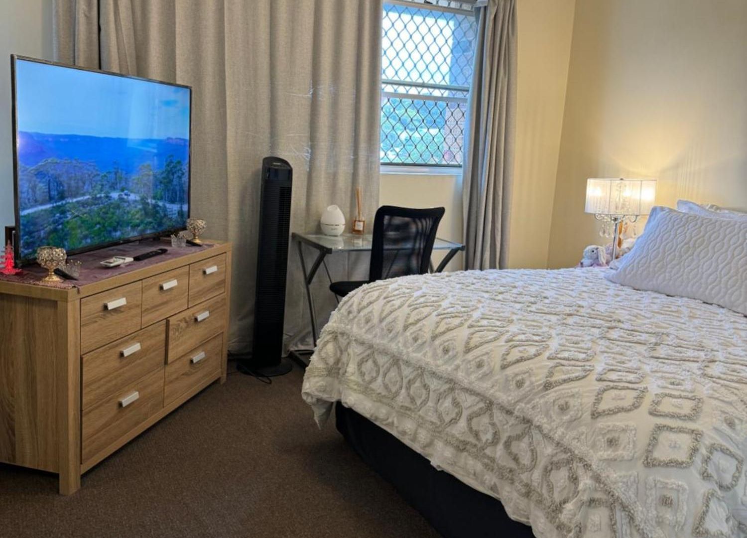 Clayfield Master Bedroom In Share Homestay