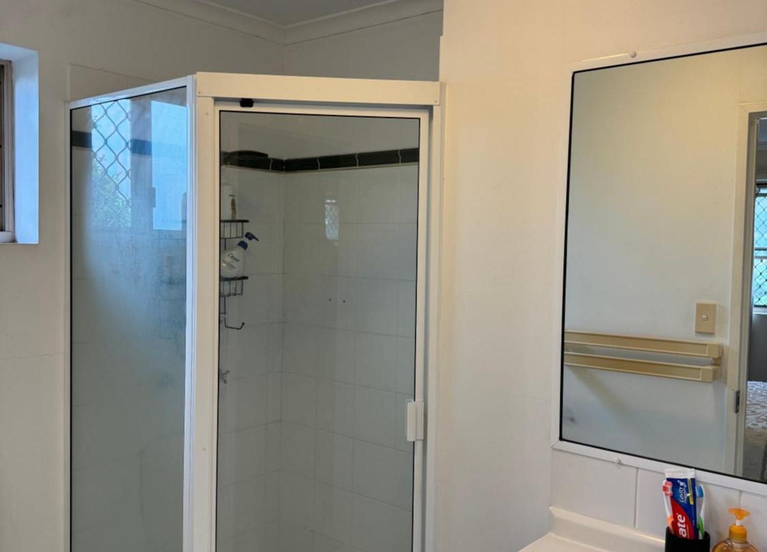 Homestay Clayfield Master Bedroom In Share *