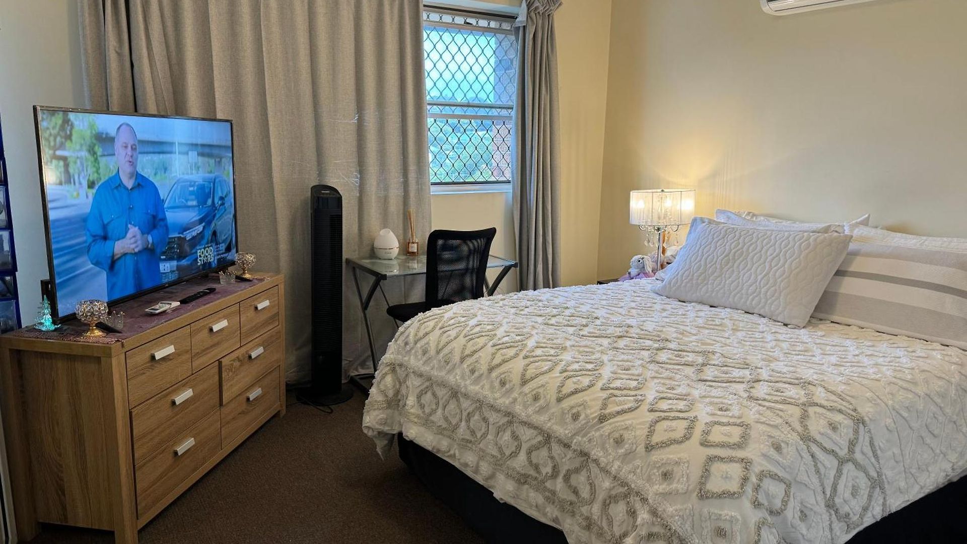 Homestay Clayfield Master Bedroom In Share