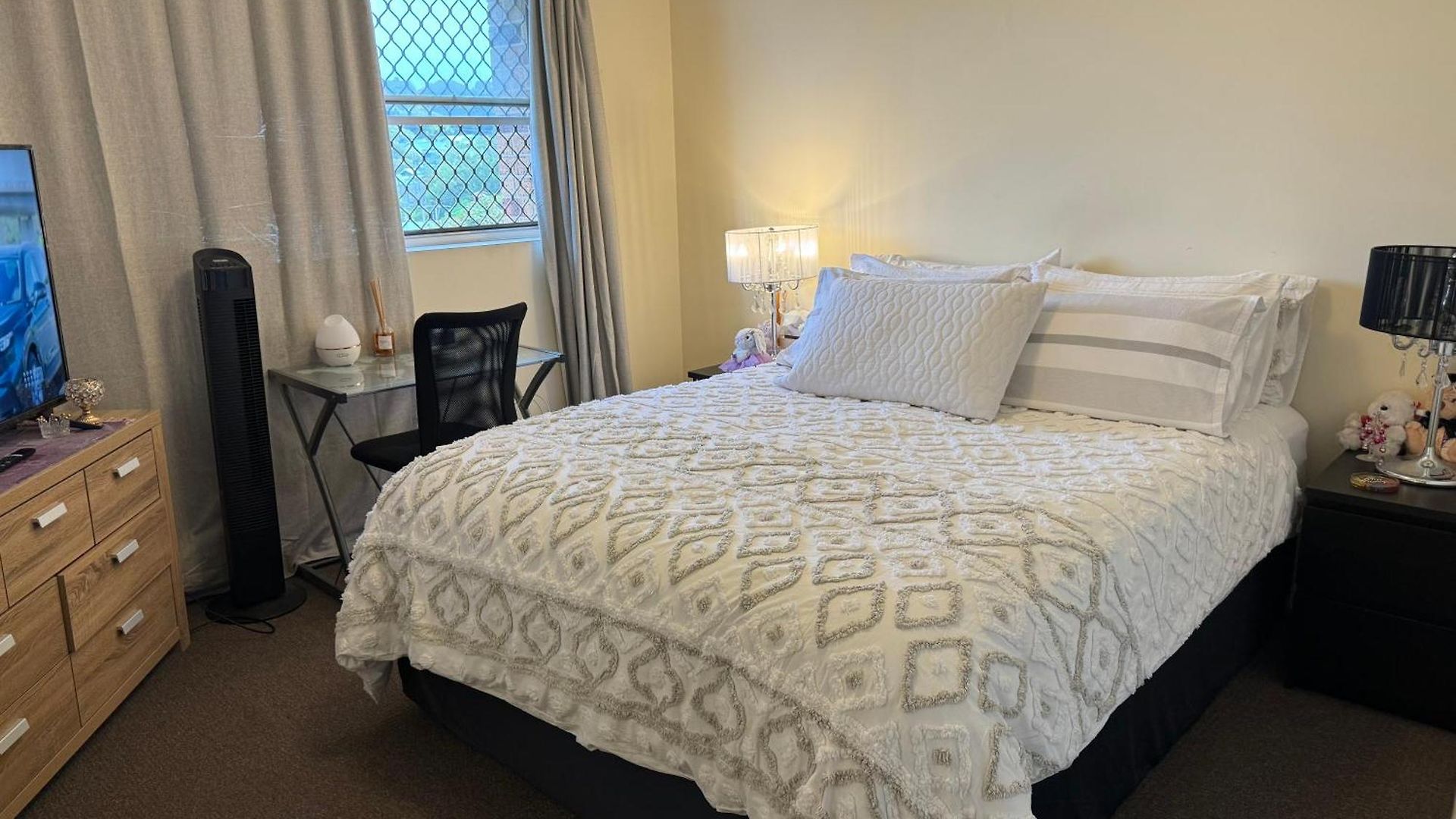 Homestay Clayfield Master Bedroom In Share *