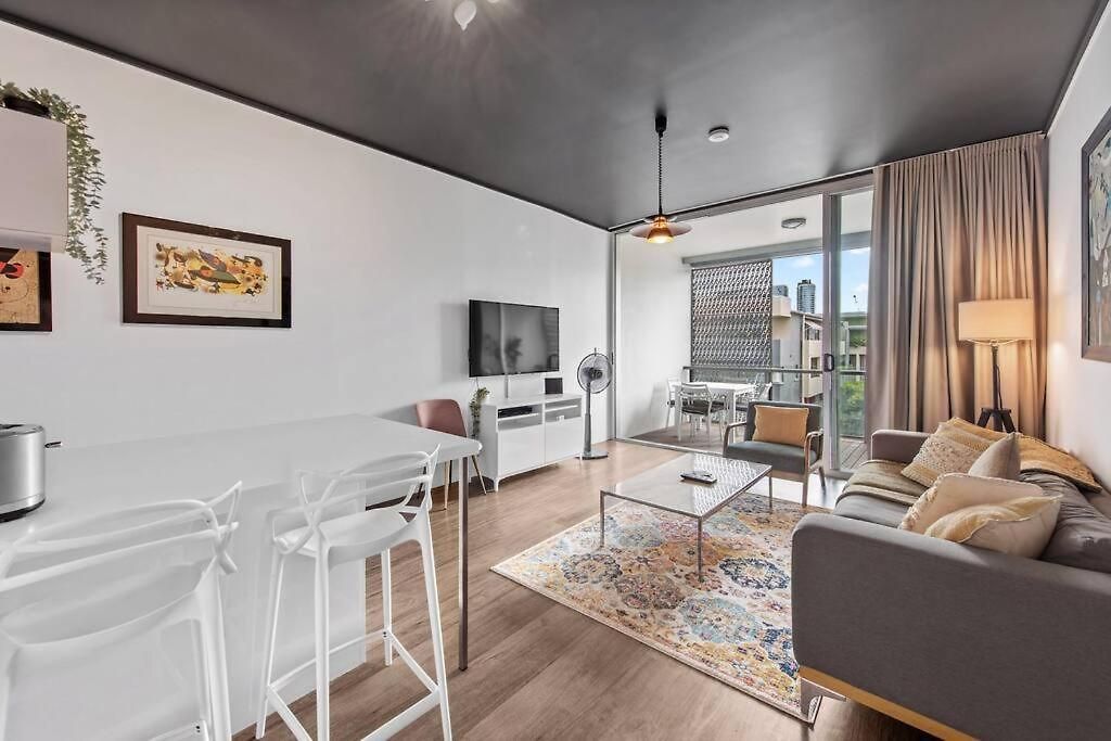 Apartment & Stylish! 1bed/1bath/1car ~ 5 Mins To Cbd Brisbane