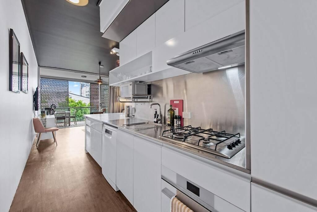 & Stylish! 1bed/1bath/1car ~ 5 Mins To Cbd Brisbane