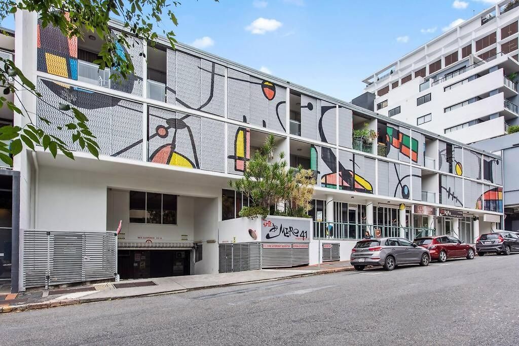 Apartment & Stylish! 1bed/1bath/1car ~ 5 Mins To Cbd